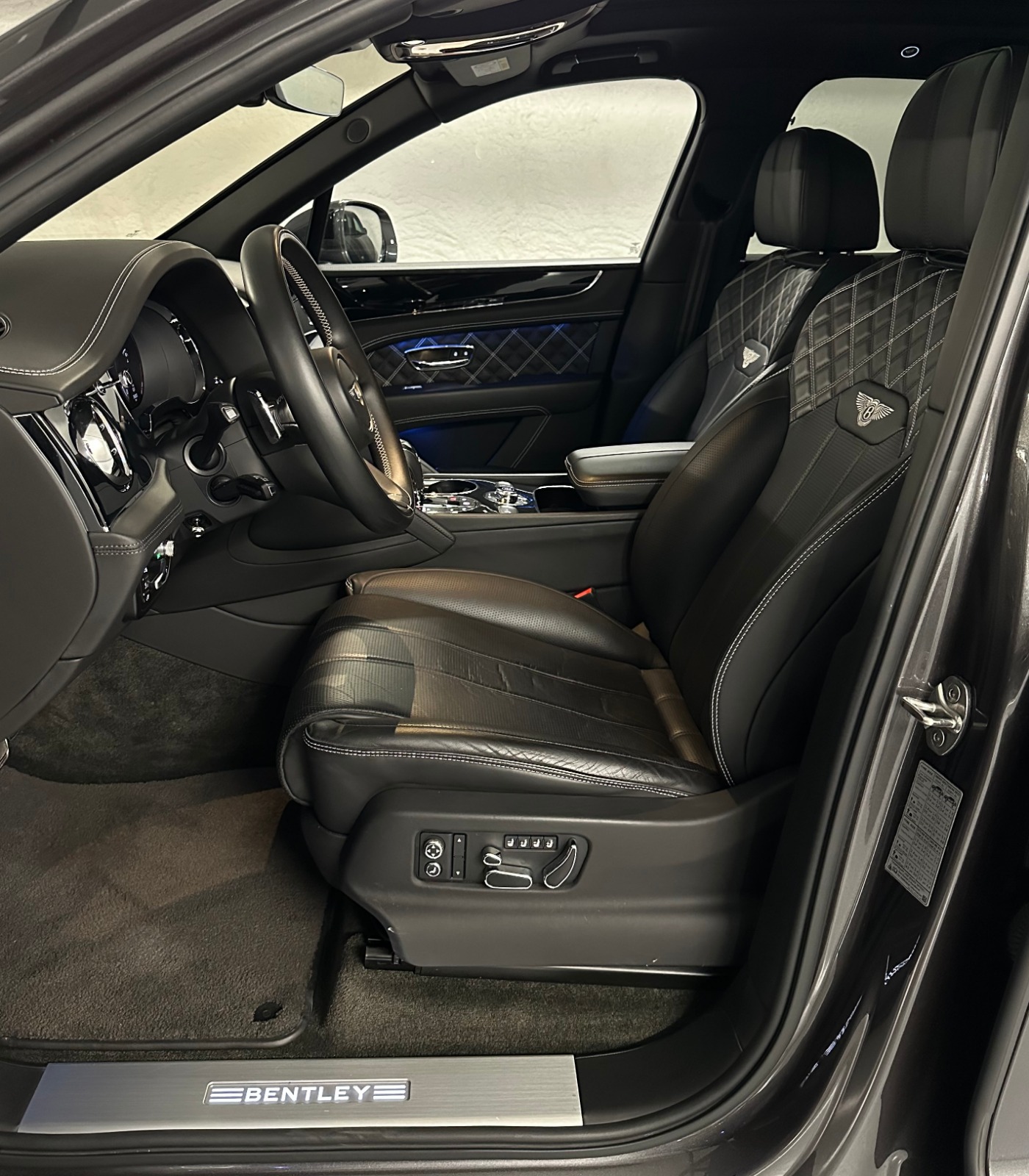 BENTLEY Bentayga V8-image-6