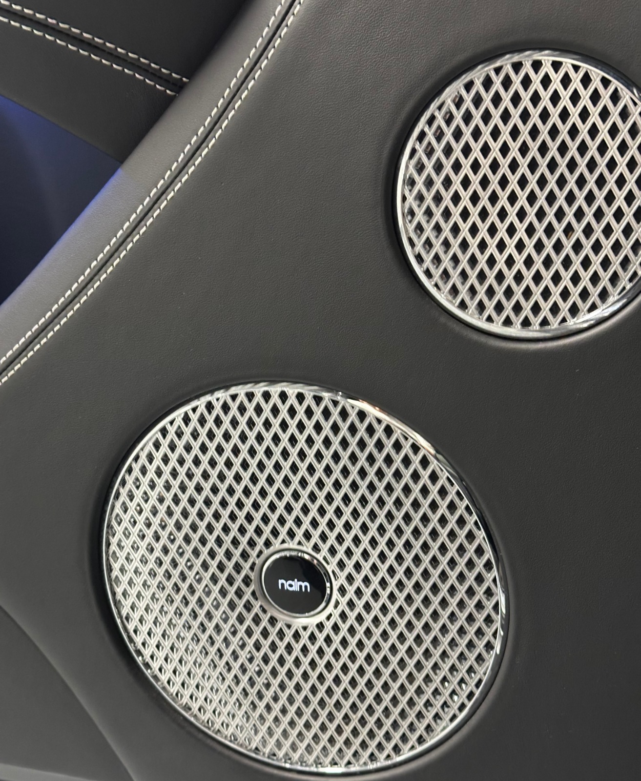 BENTLEY Bentayga V8-image-19