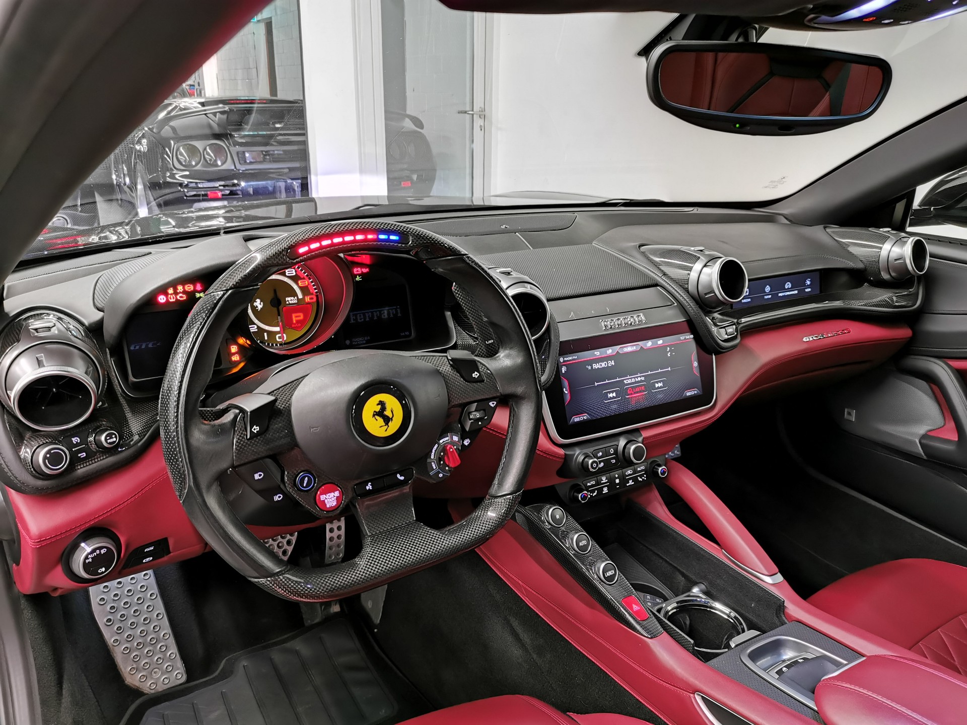 FERRARI GTC 4 LUSSO DAYTONA NERO ALL BLACK 70 ANNI PANO JBL BEIFAHRERDISPLAY GESTEPPTE SITZE CARBON LENKRAD MIT SCHALTANZEIGE LIFT AFS-image-11