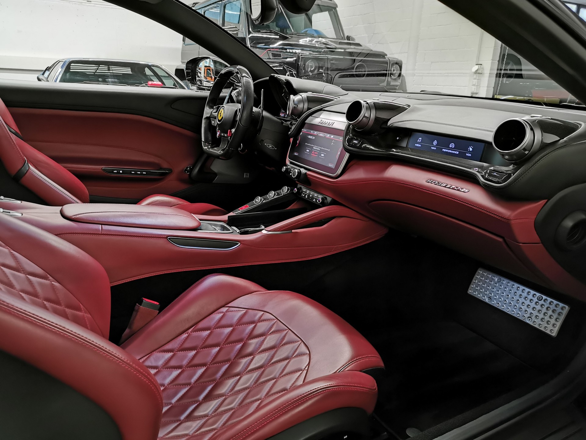 FERRARI GTC 4 LUSSO DAYTONA NERO ALL BLACK 70 ANNI PANO JBL BEIFAHRERDISPLAY GESTEPPTE SITZE CARBON LENKRAD MIT SCHALTANZEIGE LIFT AFS-image-9