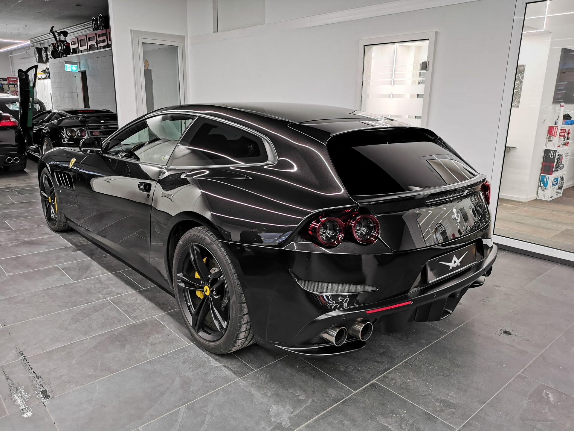 FERRARI GTC 4 LUSSO DAYTONA NERO ALL BLACK 70 ANNI PANO JBL BEIFAHRERDISPLAY GESTEPPTE SITZE CARBON LENKRAD MIT SCHALTANZEIGE LIFT AFS-image-4