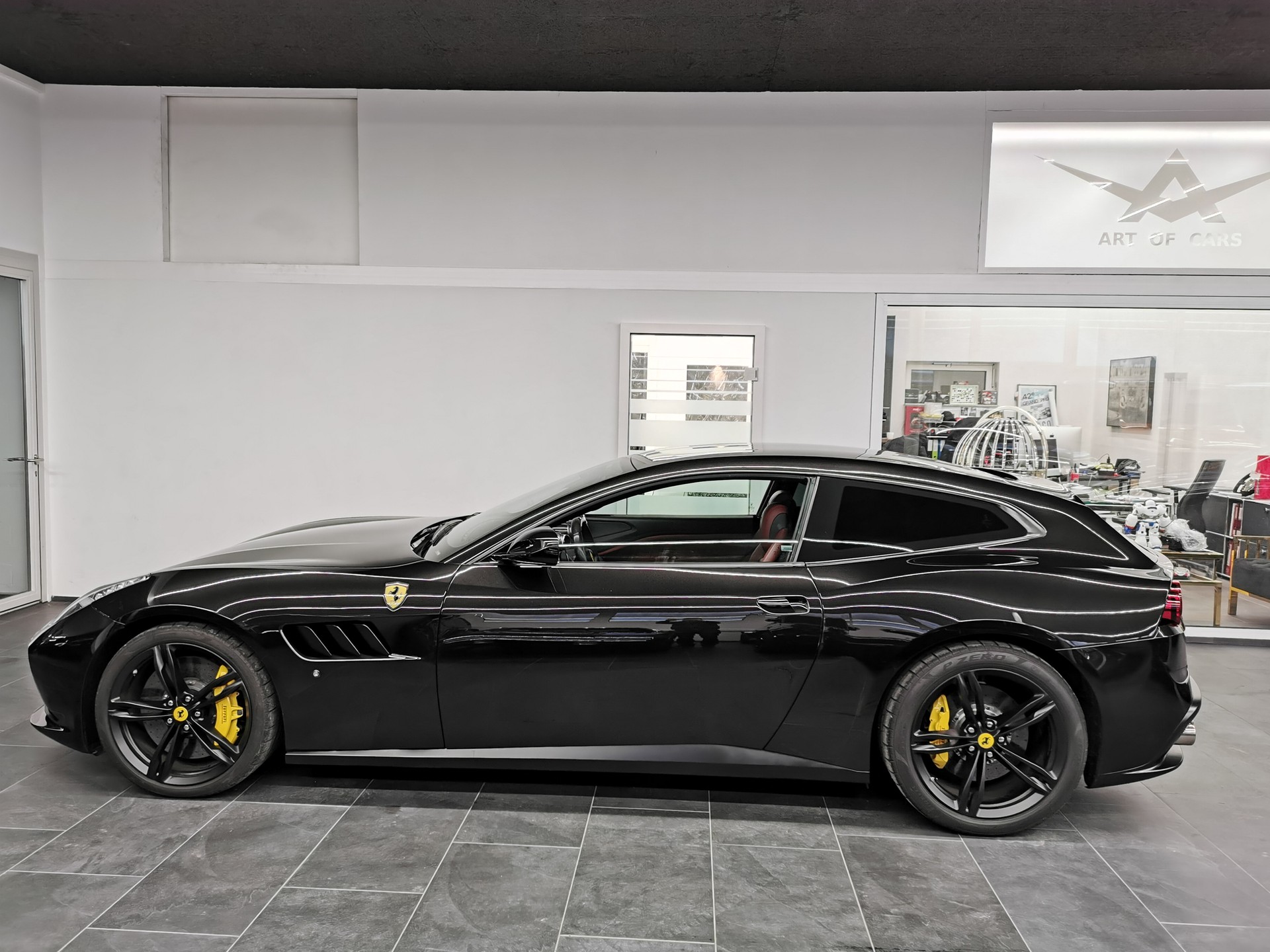 FERRARI GTC 4 LUSSO DAYTONA NERO ALL BLACK 70 ANNI PANO JBL BEIFAHRERDISPLAY GESTEPPTE SITZE CARBON LENKRAD MIT SCHALTANZEIGE LIFT AFS-image-3