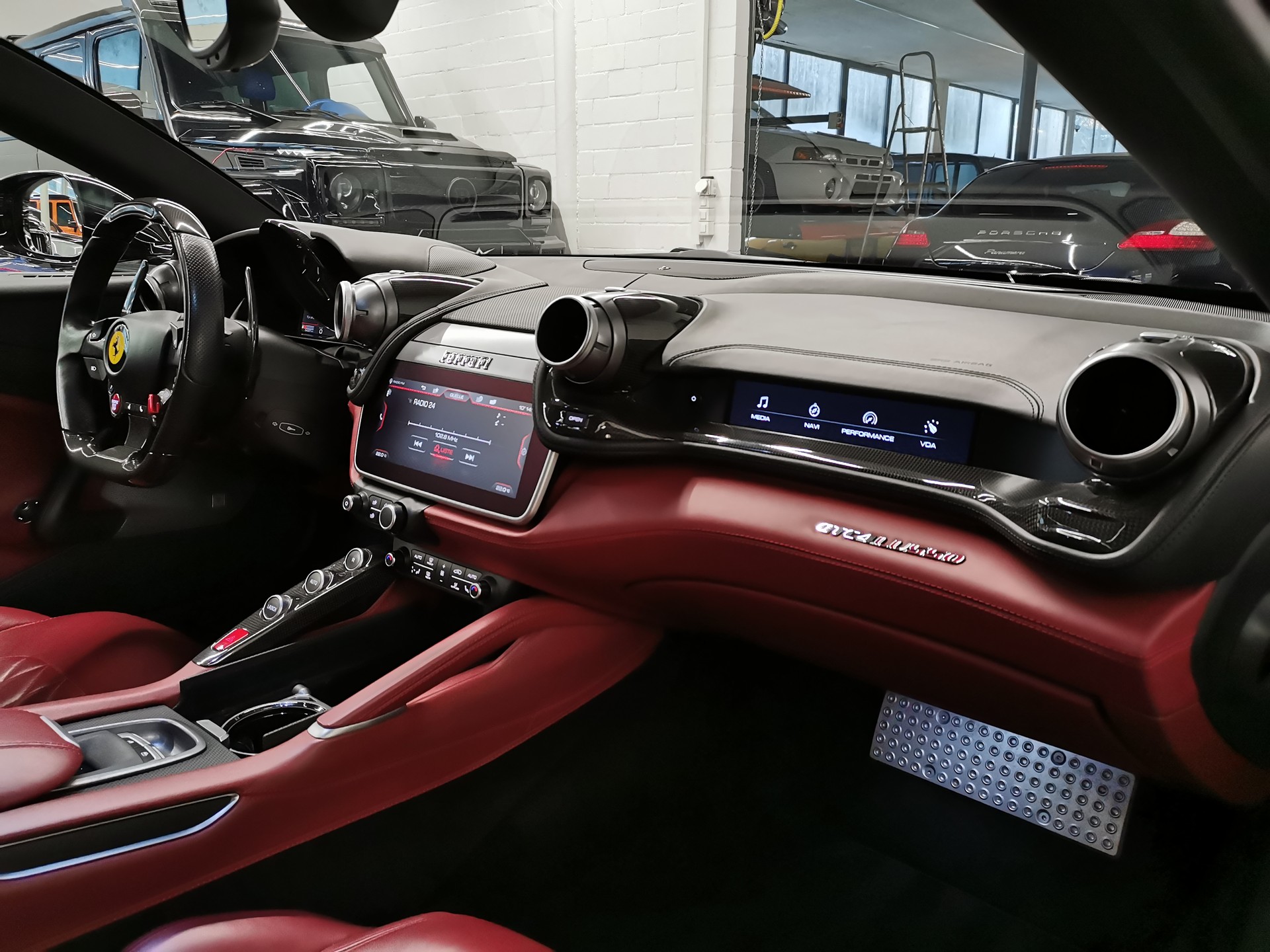 FERRARI GTC 4 LUSSO DAYTONA NERO ALL BLACK 70 ANNI PANO JBL BEIFAHRERDISPLAY GESTEPPTE SITZE CARBON LENKRAD MIT SCHALTANZEIGE LIFT AFS-image-10