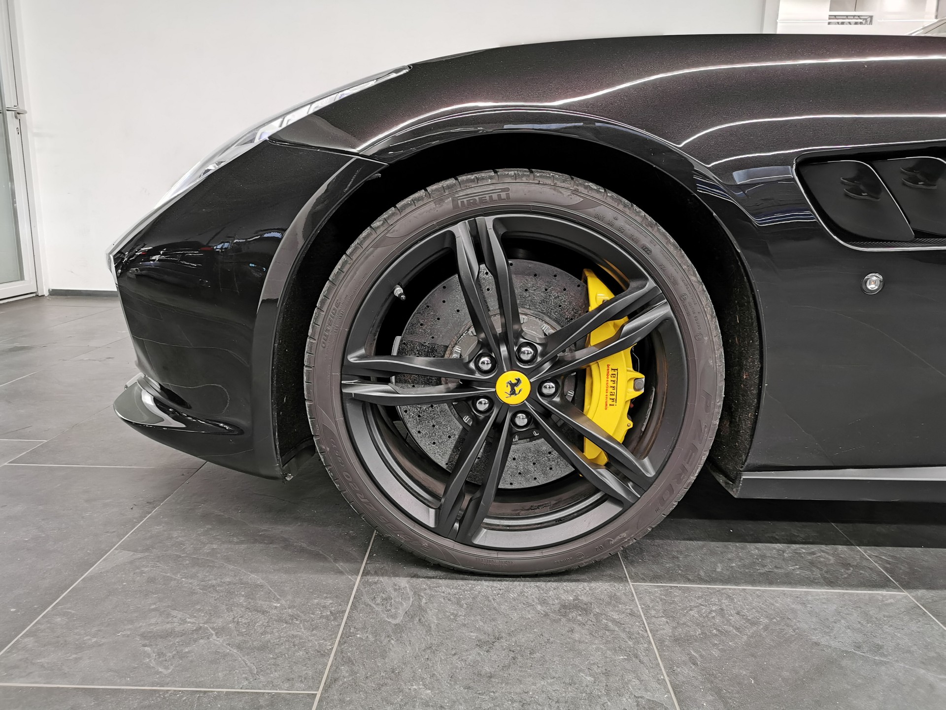 FERRARI GTC 4 LUSSO DAYTONA NERO ALL BLACK 70 ANNI PANO JBL BEIFAHRERDISPLAY GESTEPPTE SITZE CARBON LENKRAD MIT SCHALTANZEIGE LIFT AFS-image-14