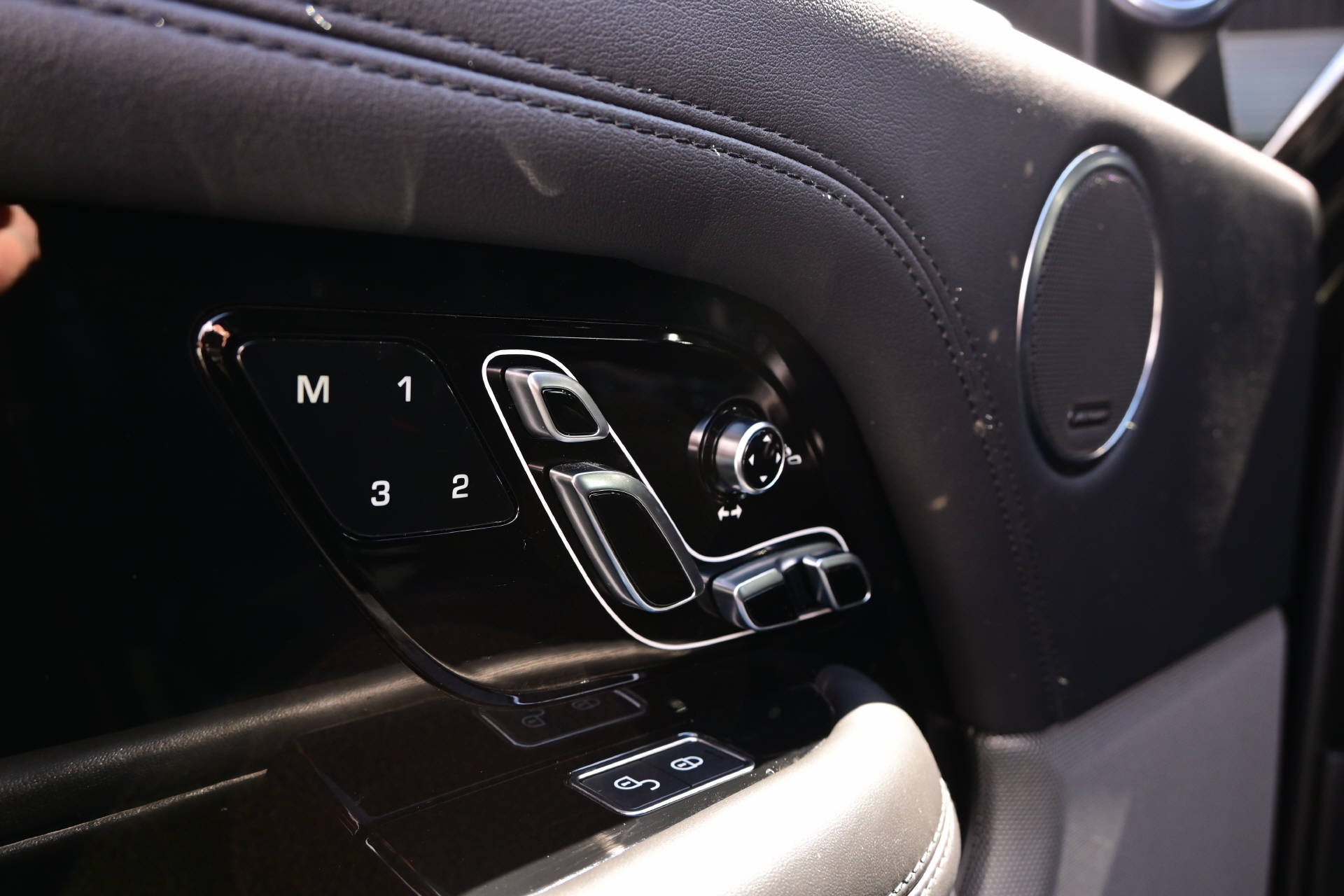 LAND ROVER Range Rover 4.4 SDV8 Autobiography **All Black**-image-11