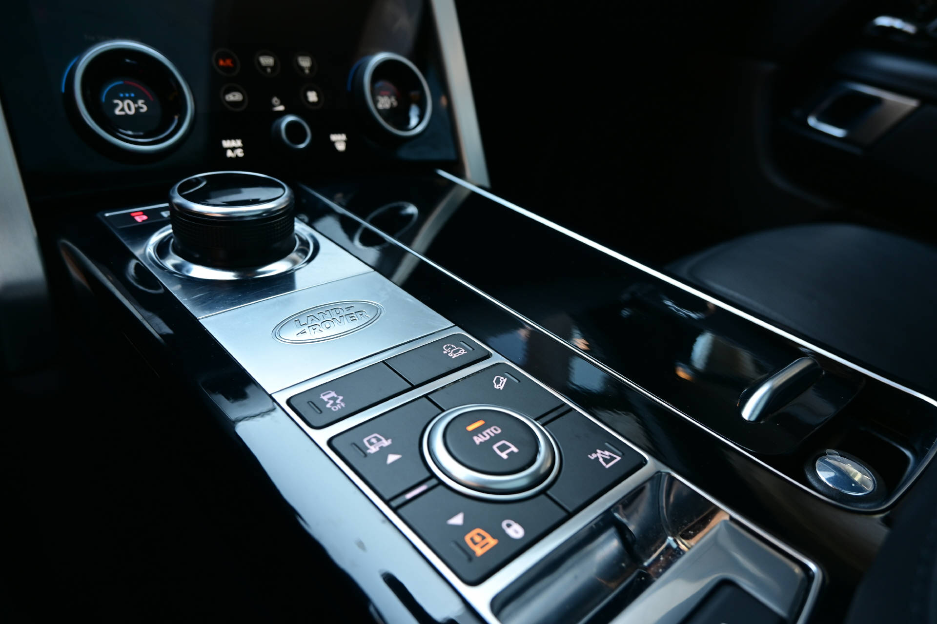 LAND ROVER Range Rover 4.4 SDV8 Autobiography **All Black**-image-14