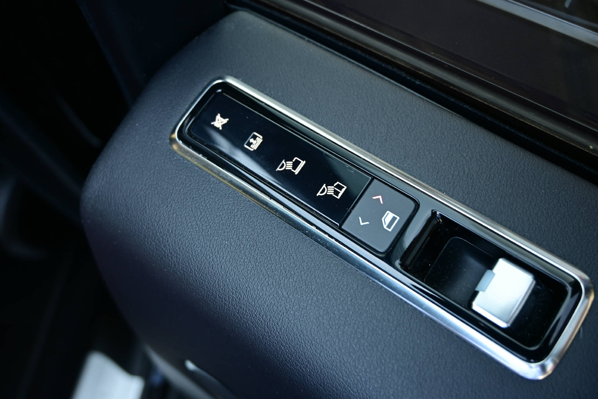 LAND ROVER Range Rover 4.4 SDV8 Autobiography **All Black**-image-16