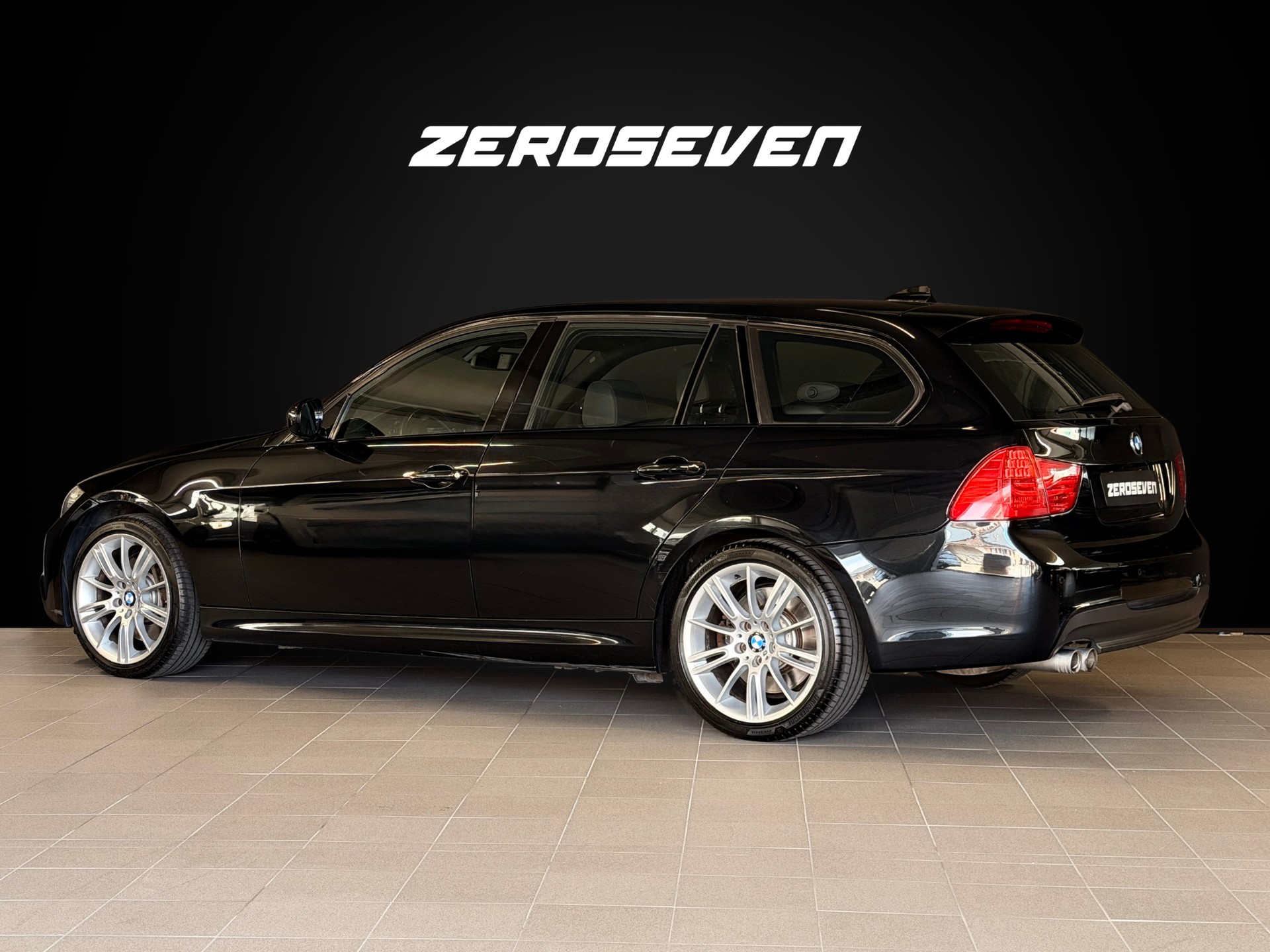 BMW 330d xDrive Touring Steptronic-showroom-element-3