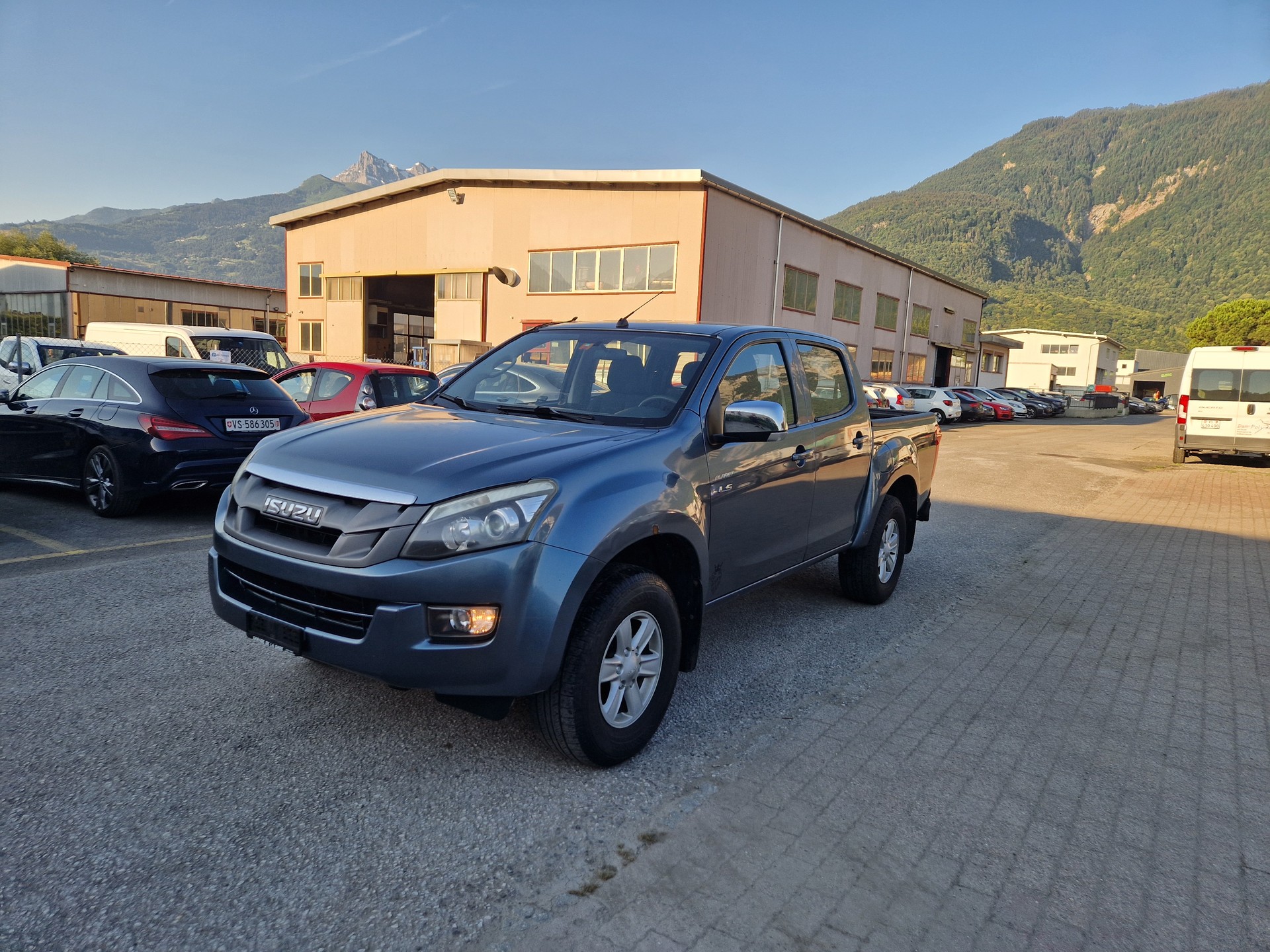 ISUZU D-MAX 2.5 Crew Cab Satellite 4x4