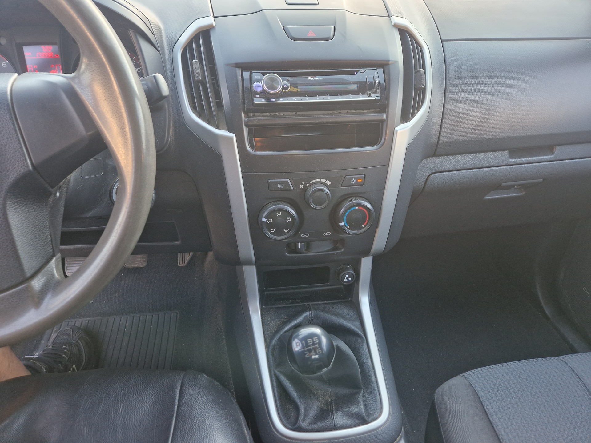 ISUZU D-MAX 2.5 Crew Cab Satellite 4x4-image-10