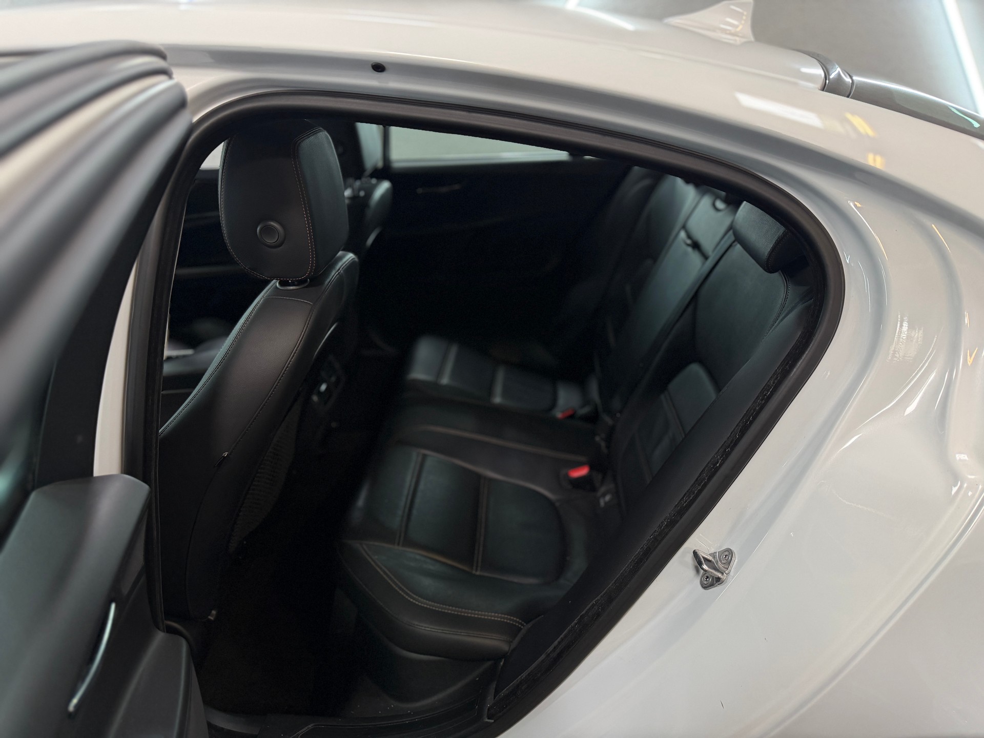 JAGUAR XE E-Performance 20d Pure Automat-image-18