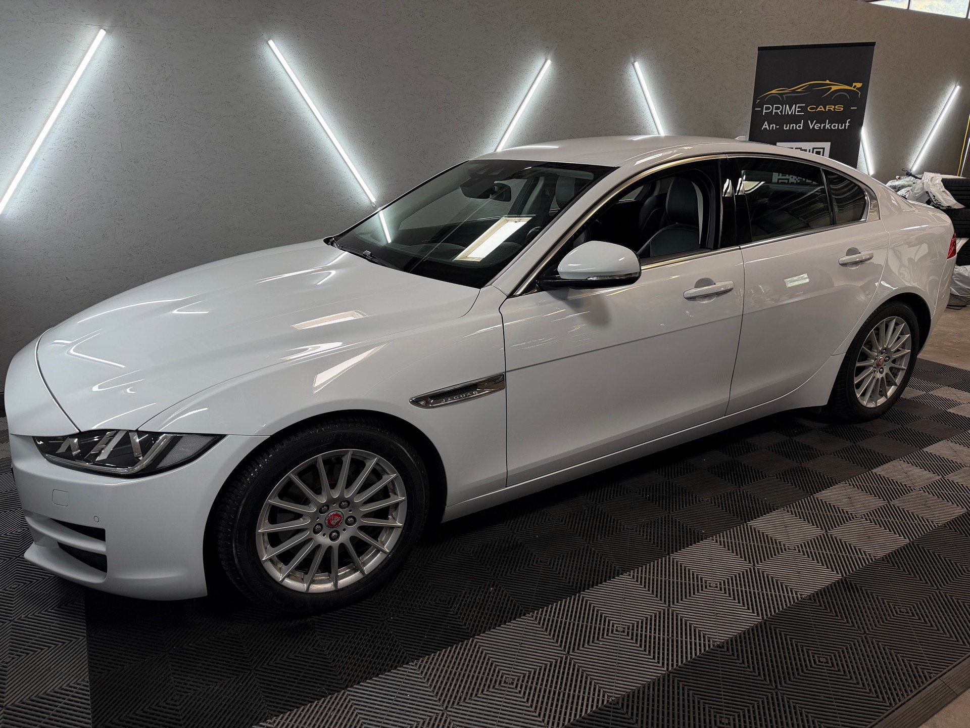 JAGUAR XE E-Performance 20d Pure Automat-image-9