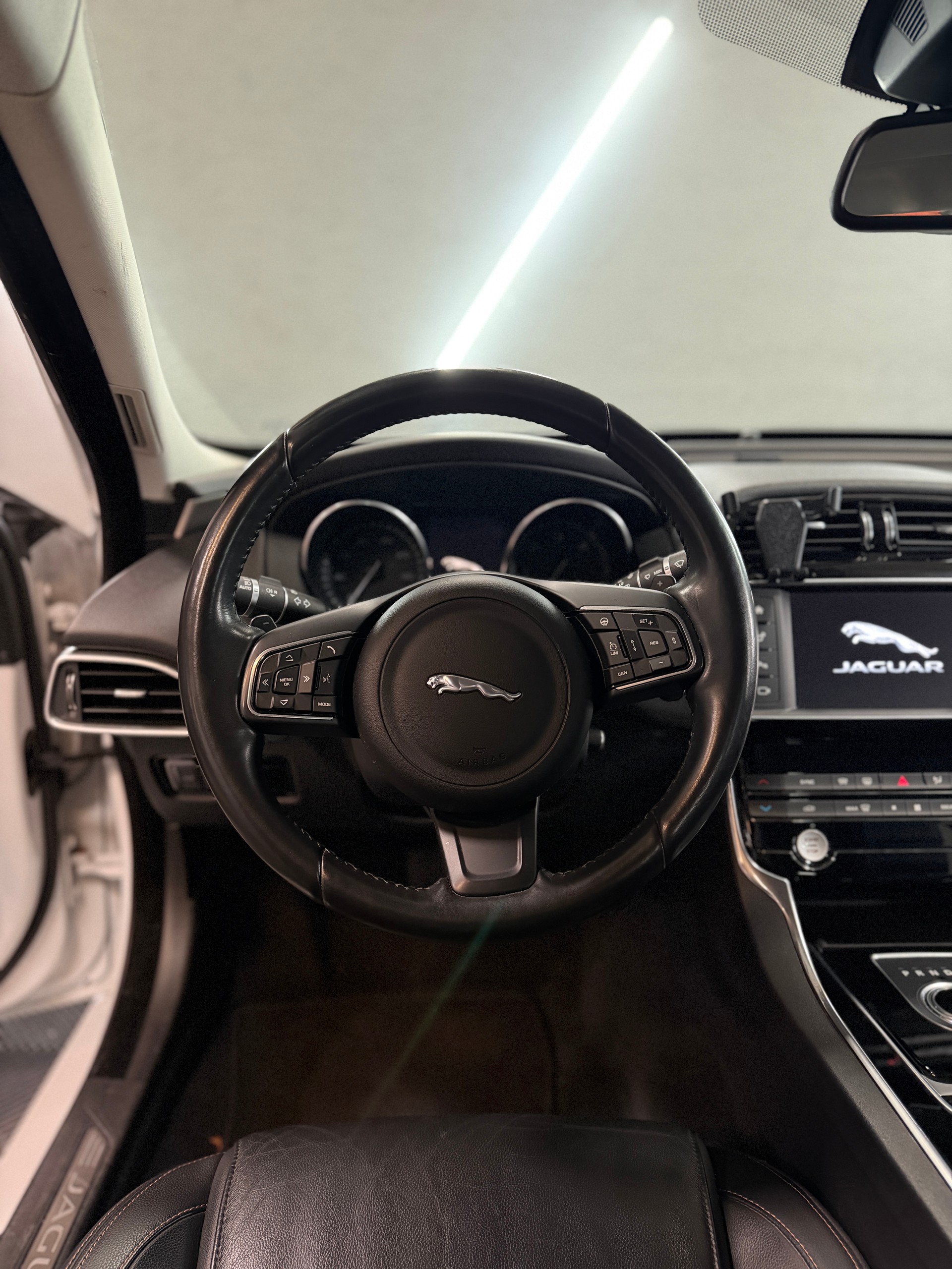 JAGUAR XE E-Performance 20d Pure Automat-image-15