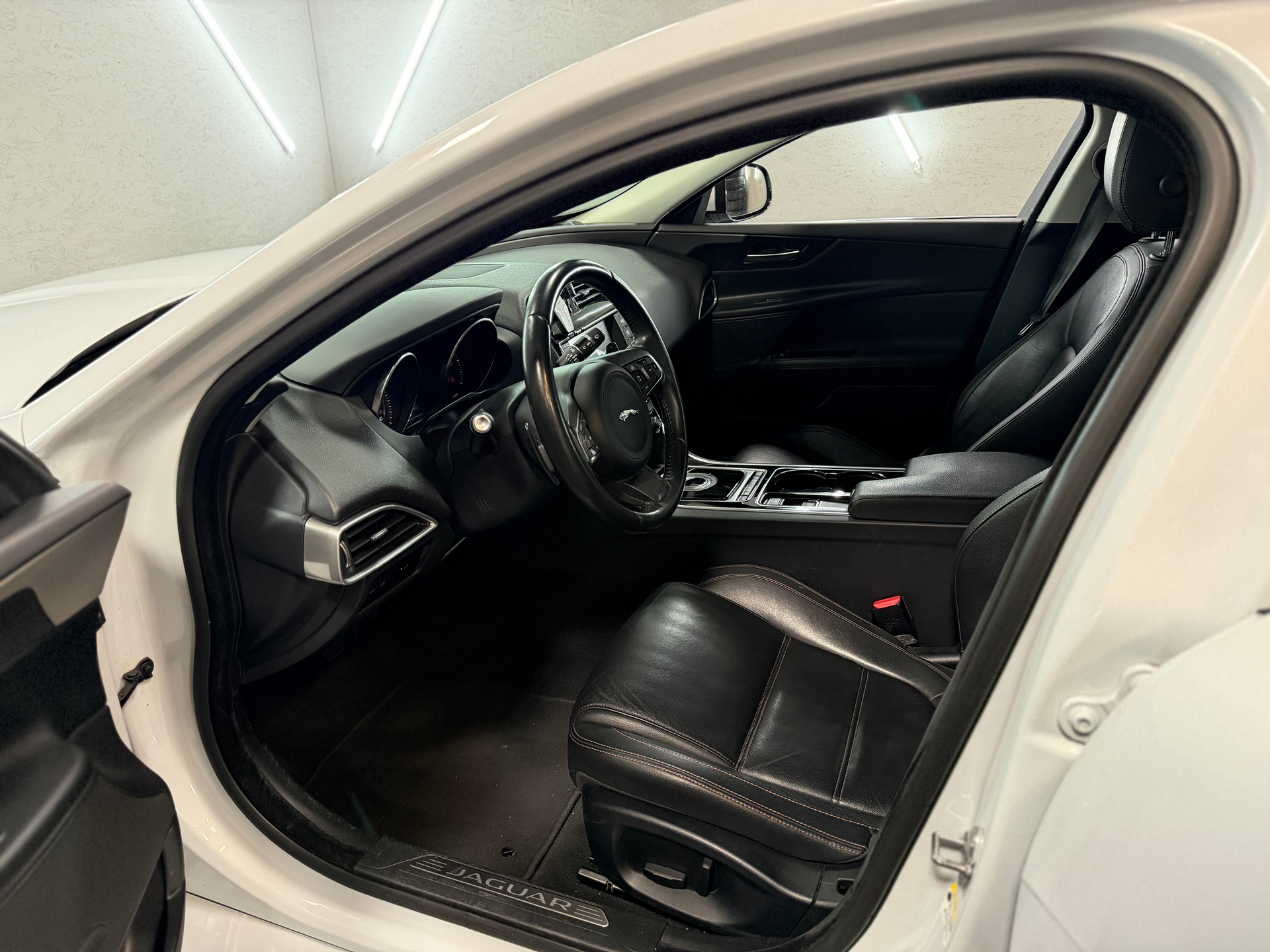 JAGUAR XE E-Performance 20d Pure Automat-image-19