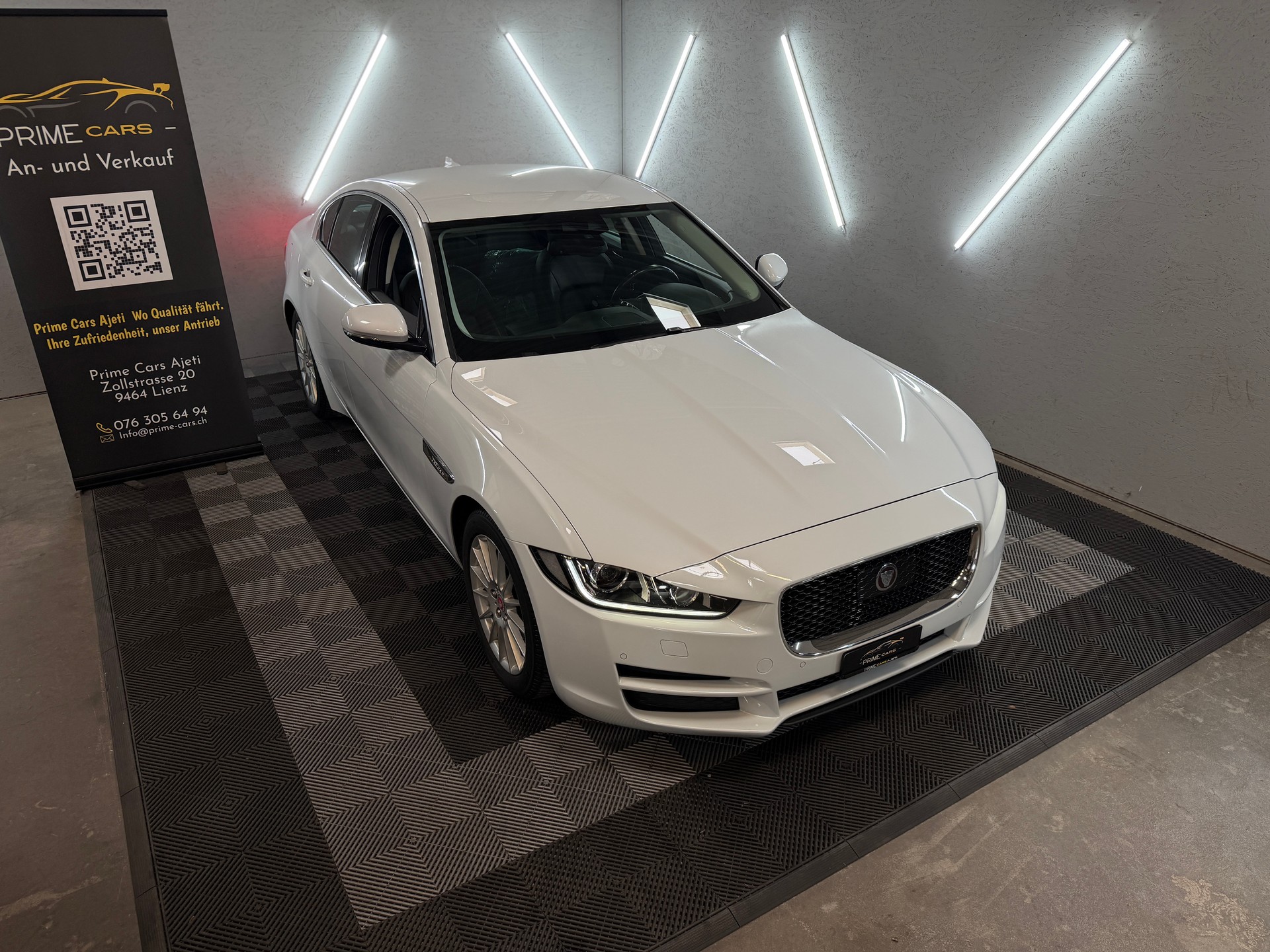 JAGUAR XE E-Performance 20d Pure Automat-showroom-element-3