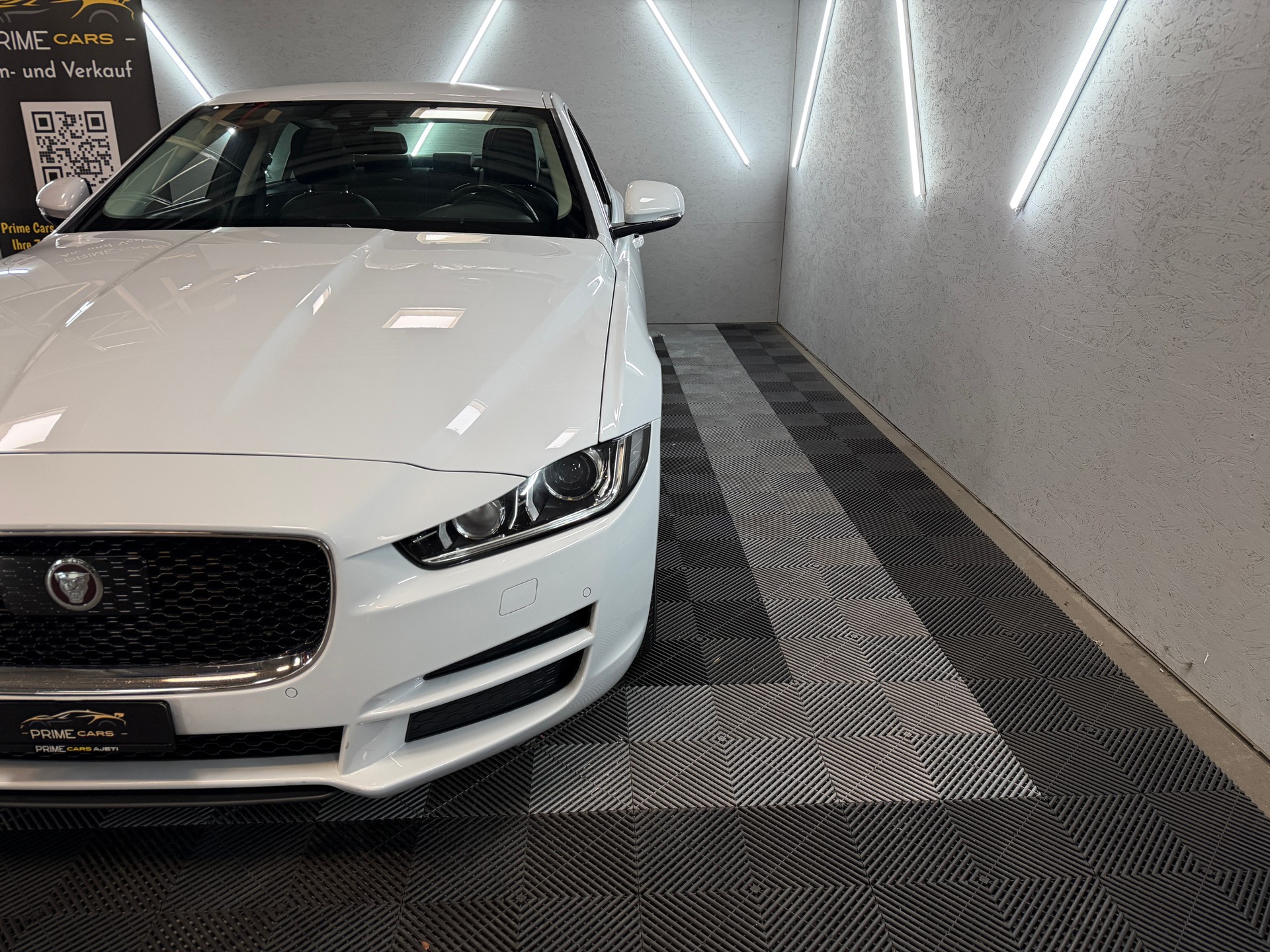 JAGUAR XE E-Performance 20d Pure Automat-image-8