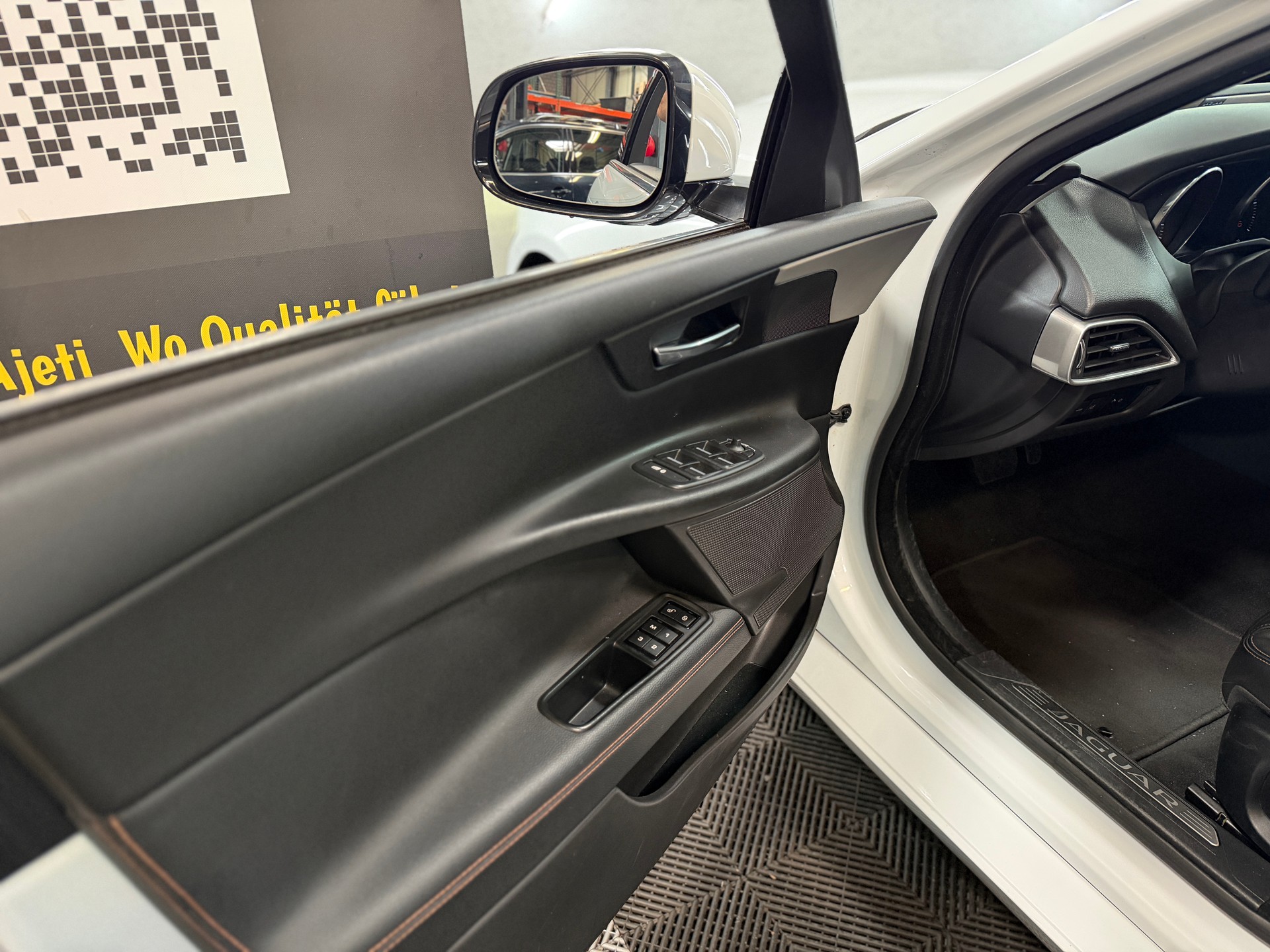 JAGUAR XE E-Performance 20d Pure Automat-image-22