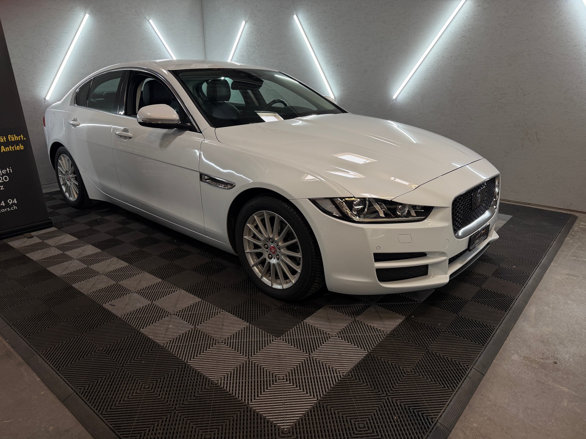 JAGUAR XE E-Performance 20d Pure Automat-image-4