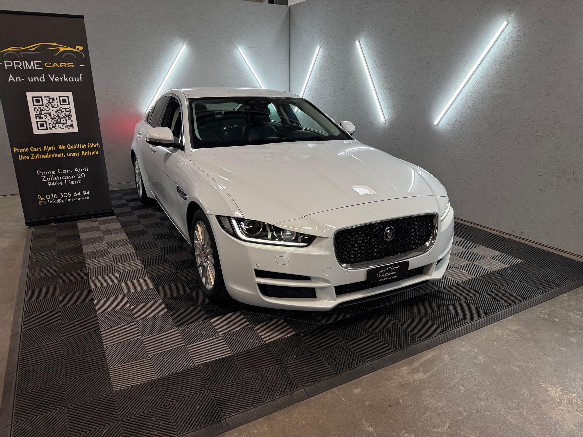 JAGUAR XE E-Performance 20d Pure Automat-showroom-element-1