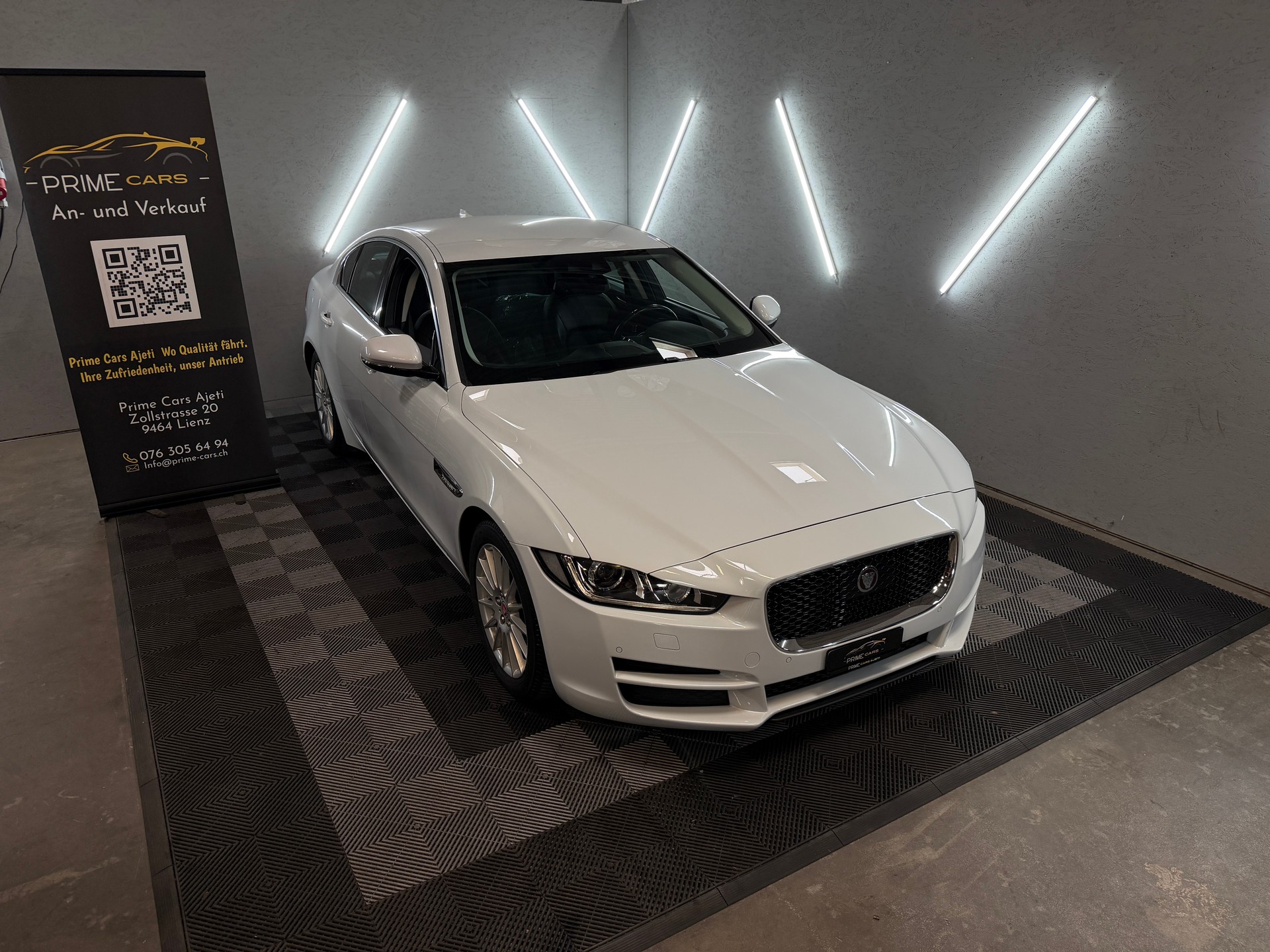 JAGUAR XE E-Performance 20d Pure Automat-showroom-element-2