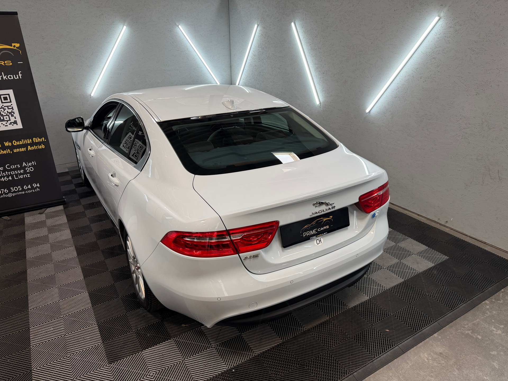 JAGUAR XE E-Performance 20d Pure Automat-image-12