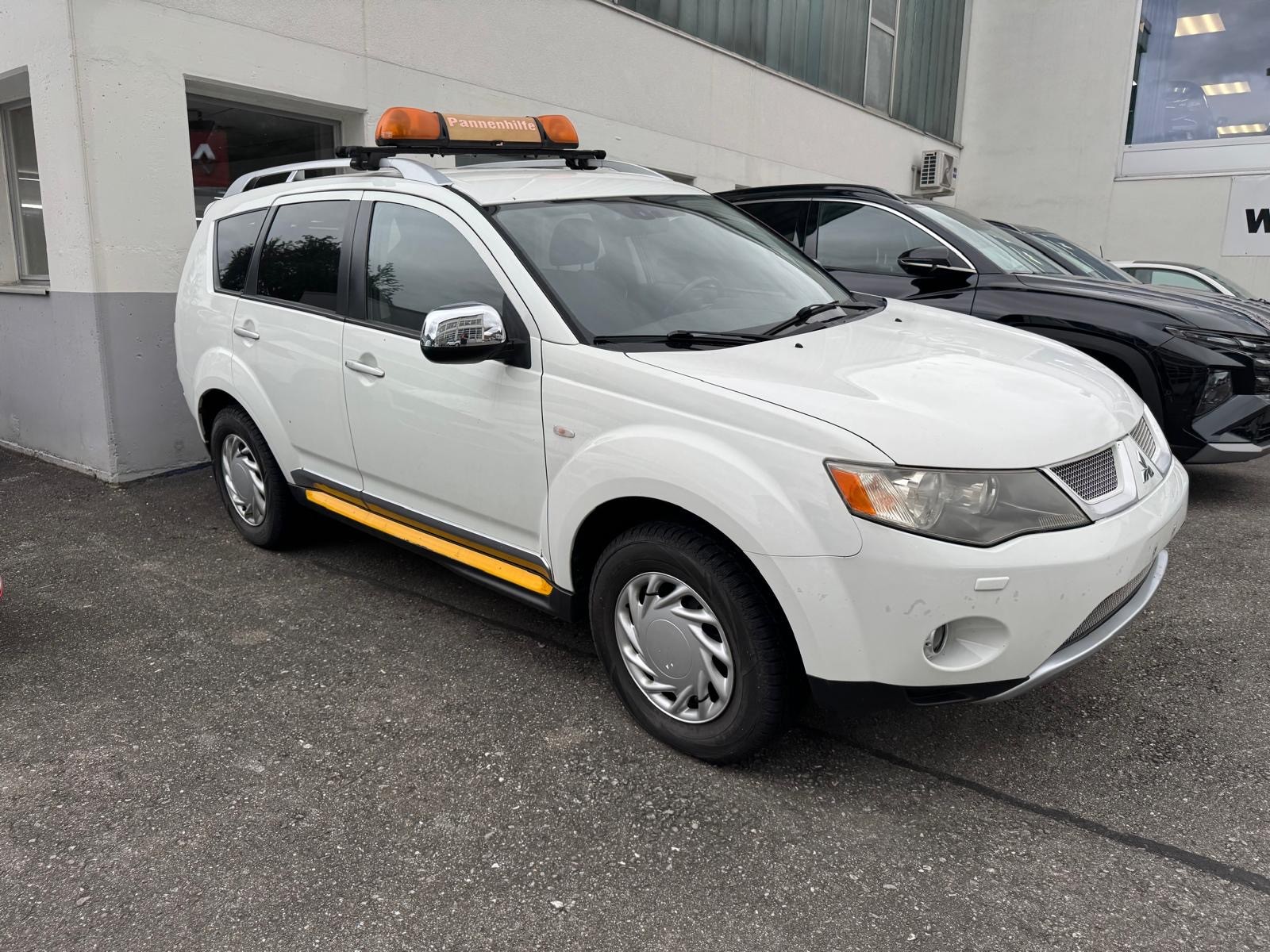MITSUBISHI Outlander 2.2 DID Navigator 4WD-image-1