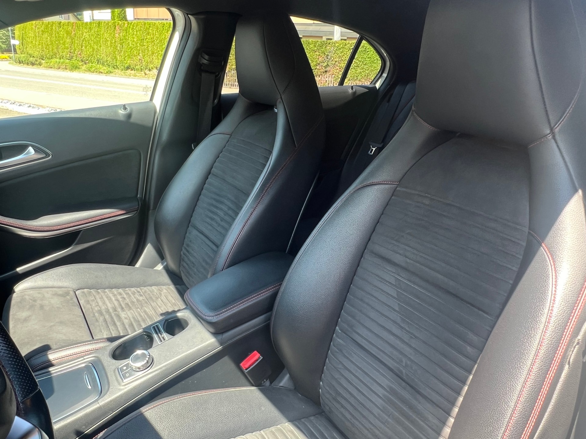 MERCEDES-BENZ A 200 AMG Line 7G-DCT-image-27