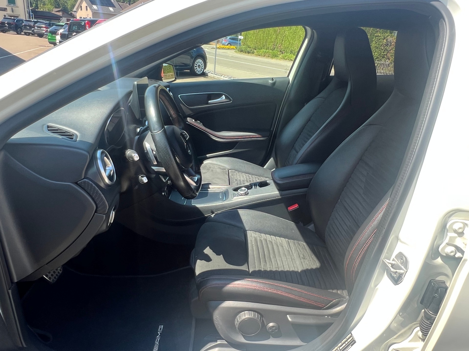MERCEDES-BENZ A 200 AMG Line 7G-DCT-image-31