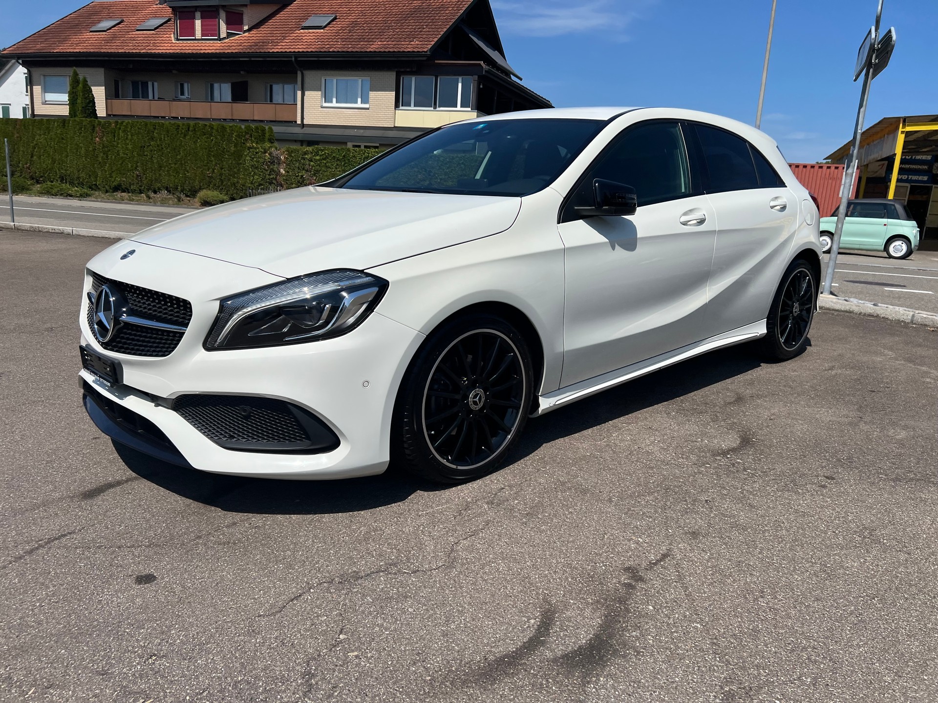 MERCEDES-BENZ A 200 AMG Line 7G-DCT-showroom-element-1