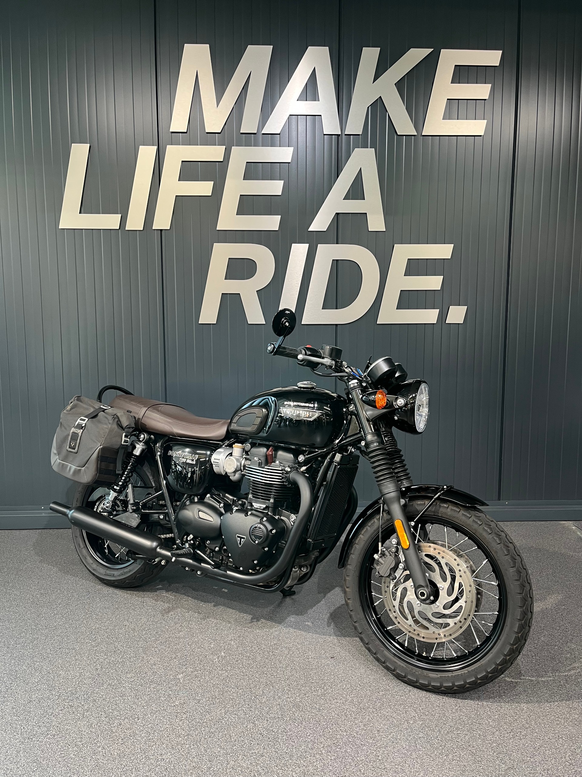 TRIUMPH T120 Black-image-1