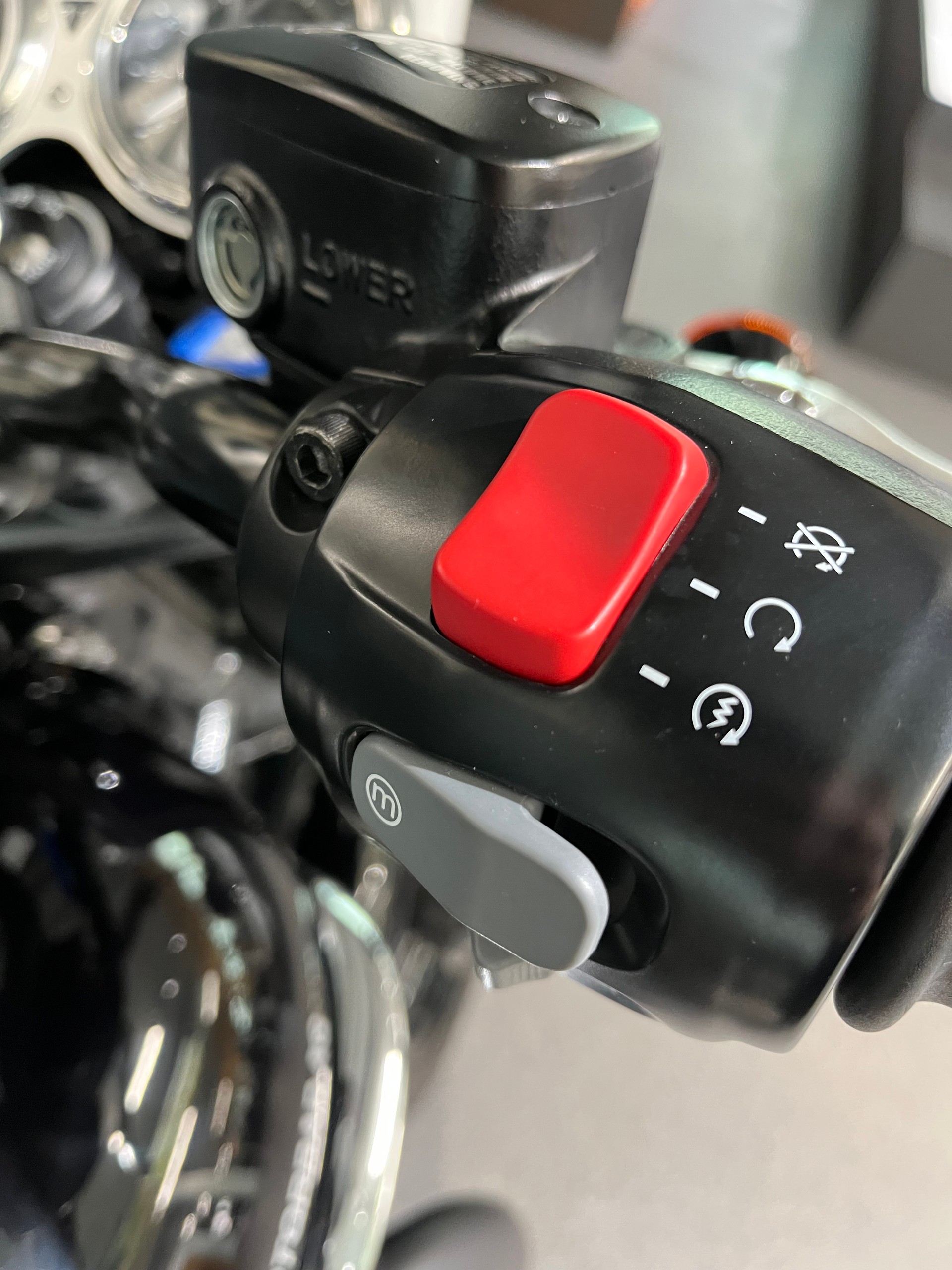 TRIUMPH T120 Black-image-4
