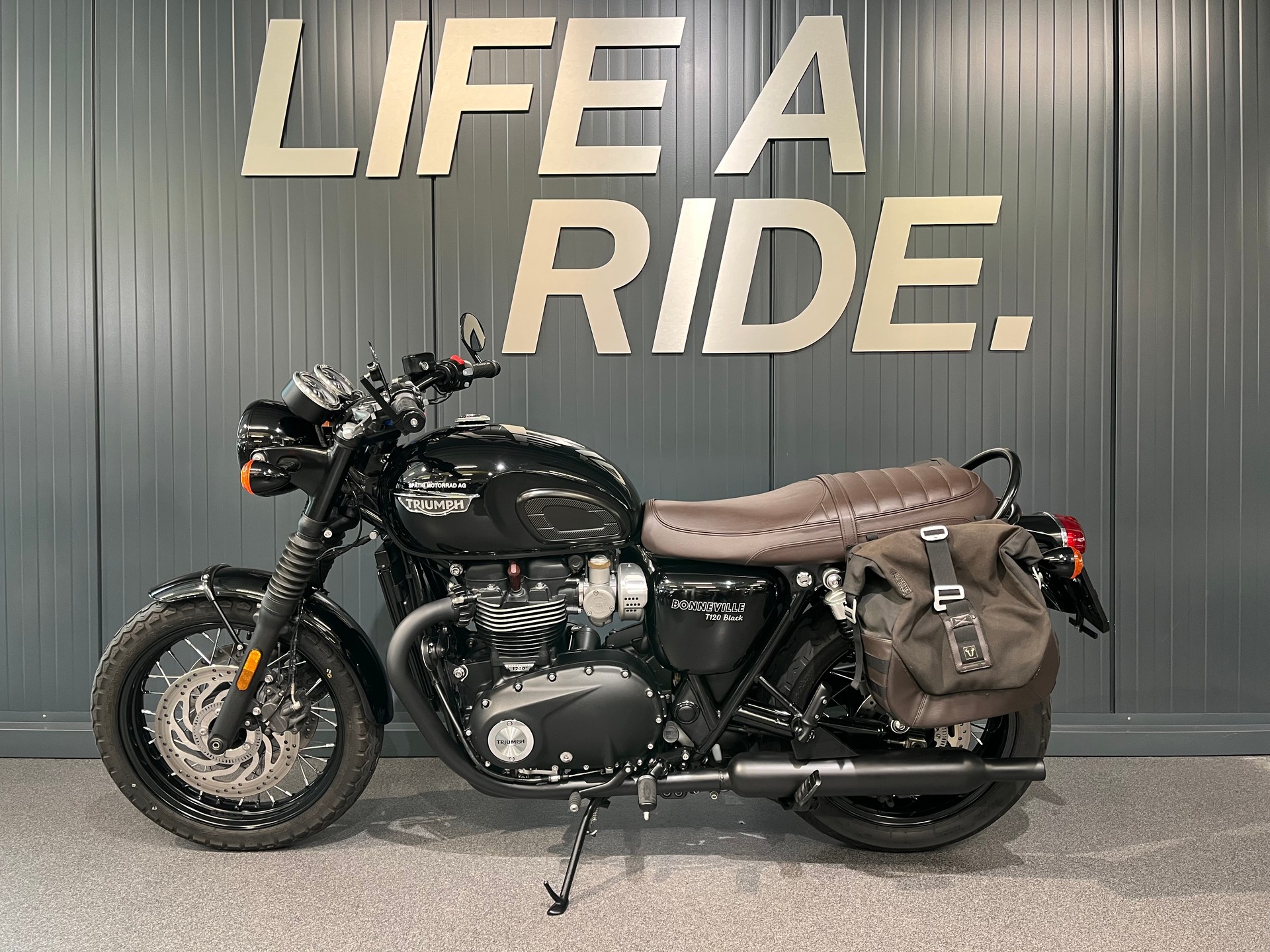 TRIUMPH T120 Black-image-2