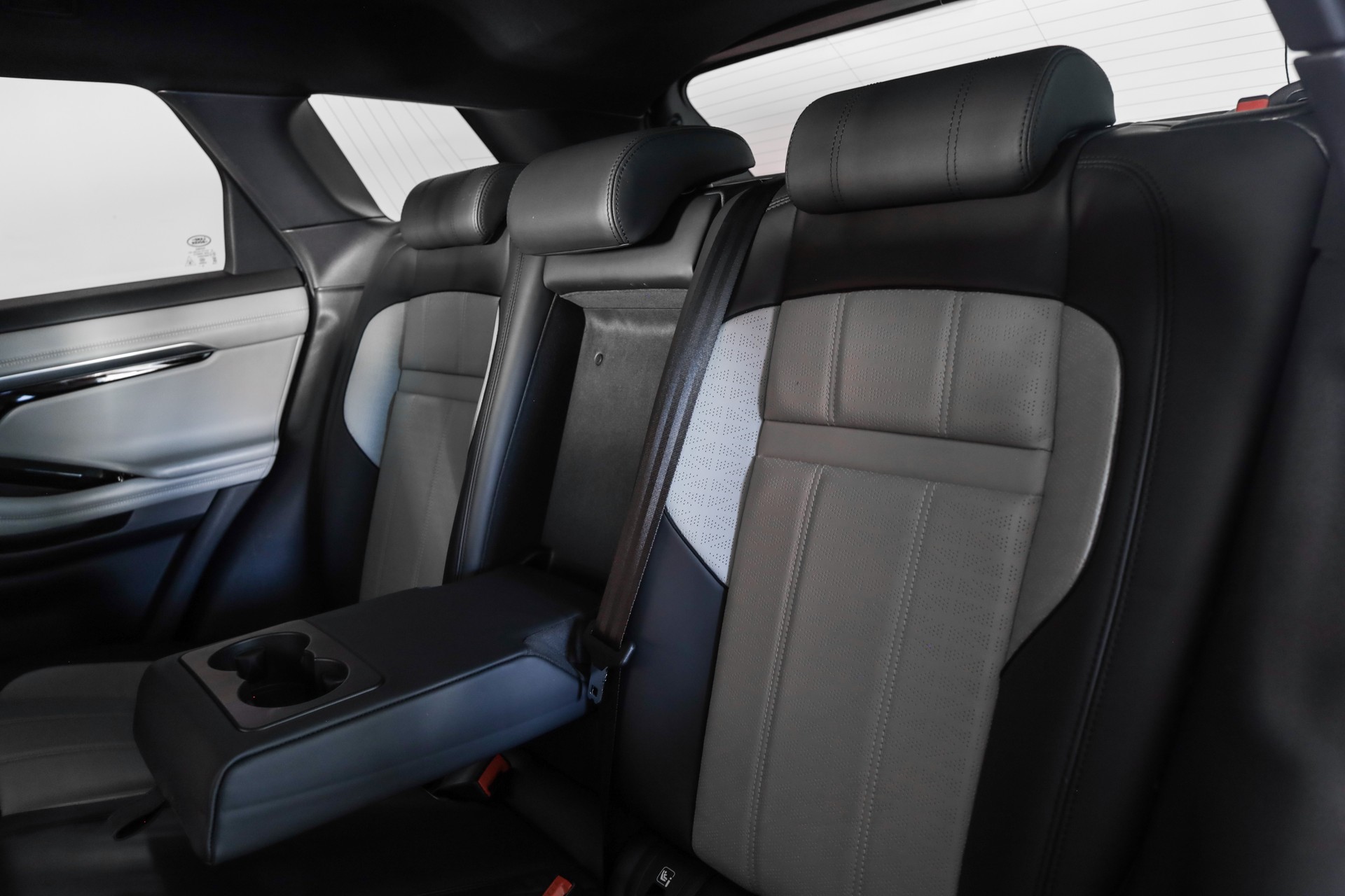 LAND ROVER Range Rover Evoque R-Dynamic P 300 HSE AT9-image-11