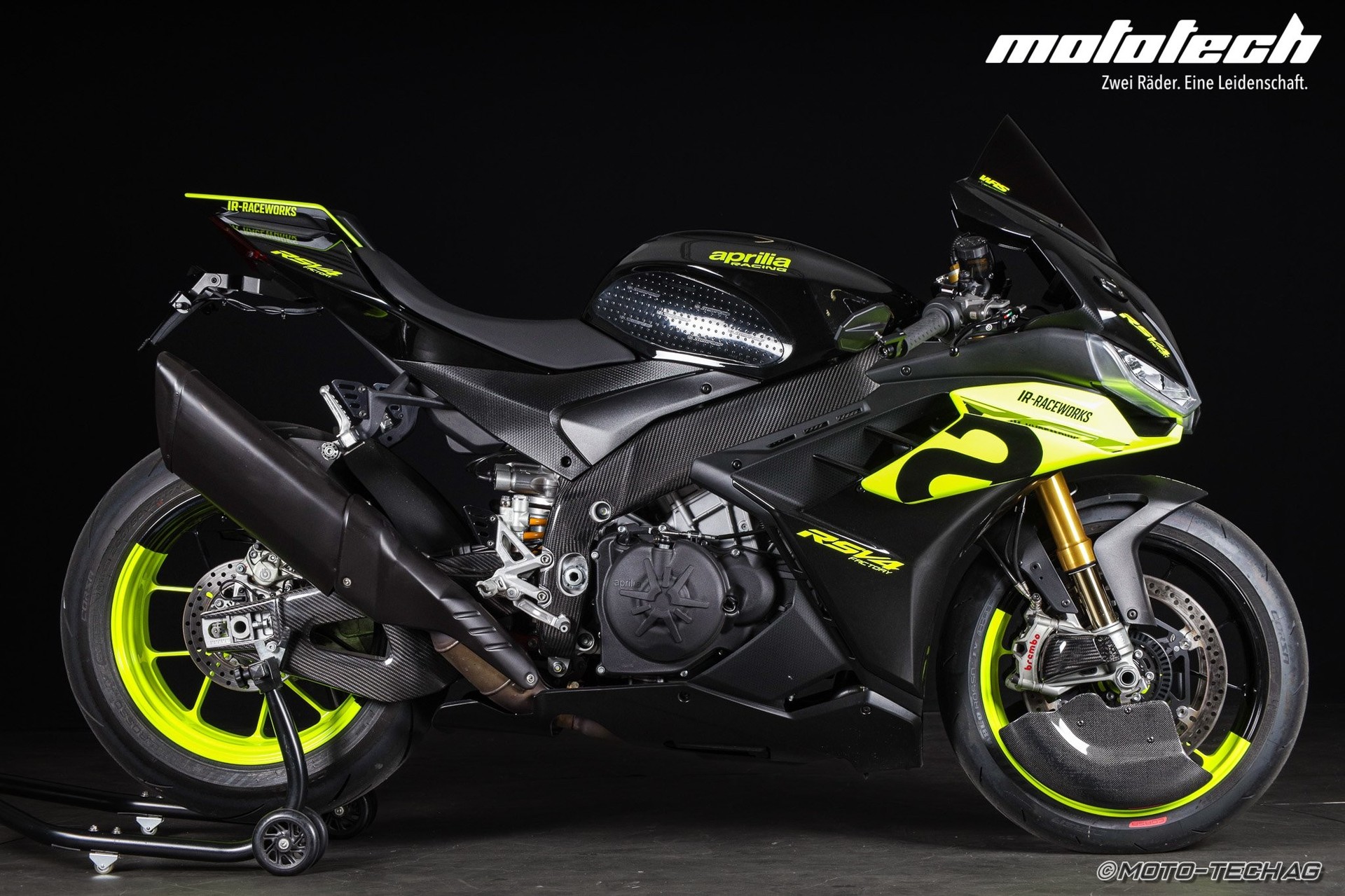 APRILIA RSV4 1100 Factory-showroom-element-1