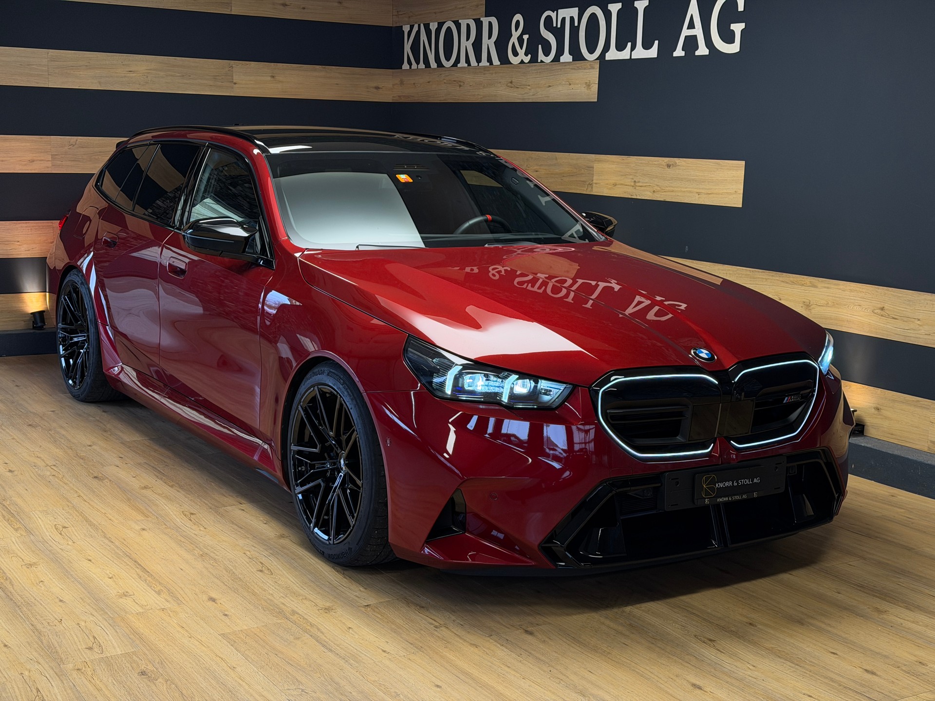 BMW M5 xDrive Touring-showroom-element-3