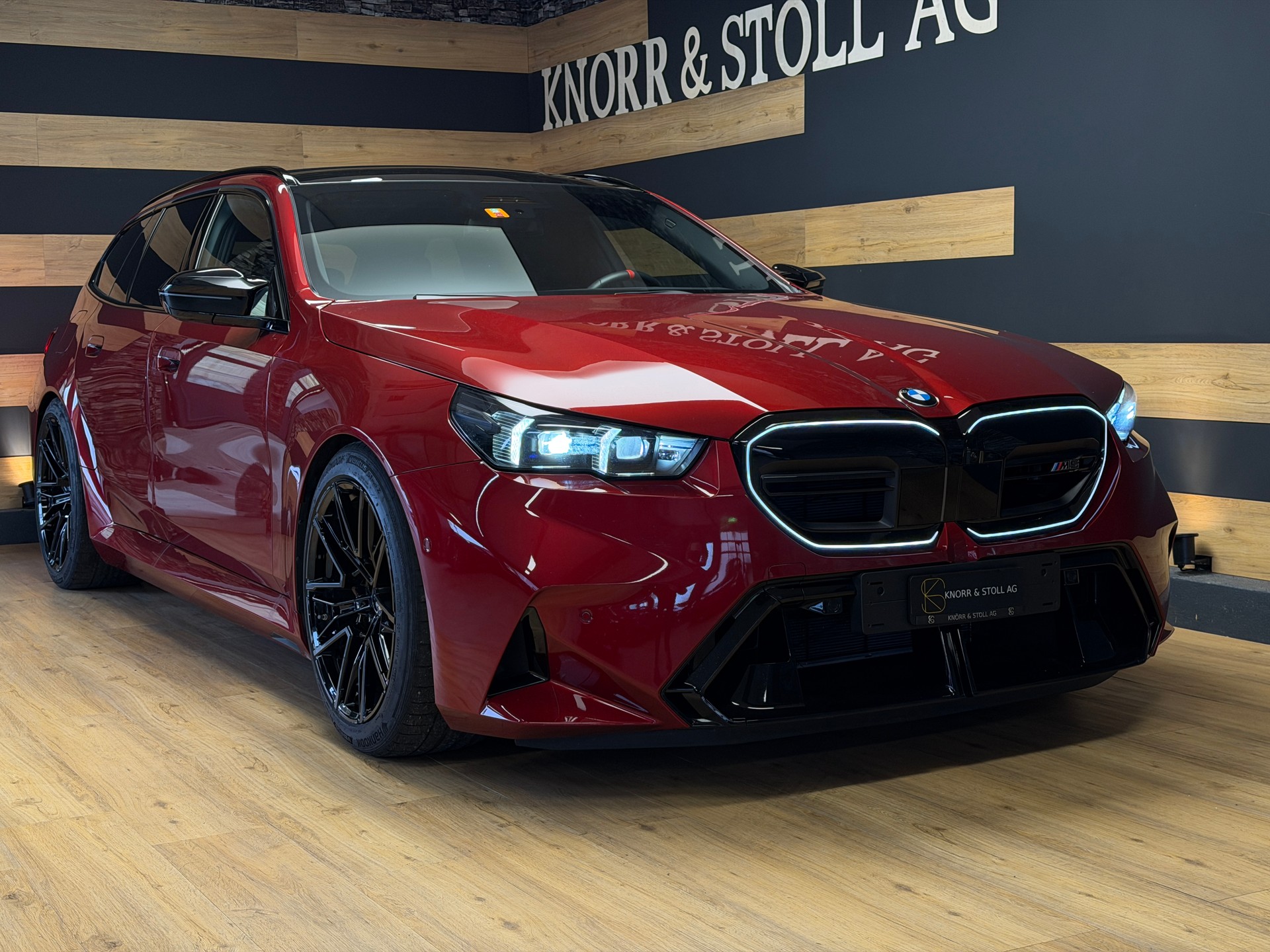 BMW M5 xDrive Touring-showroom-element-1