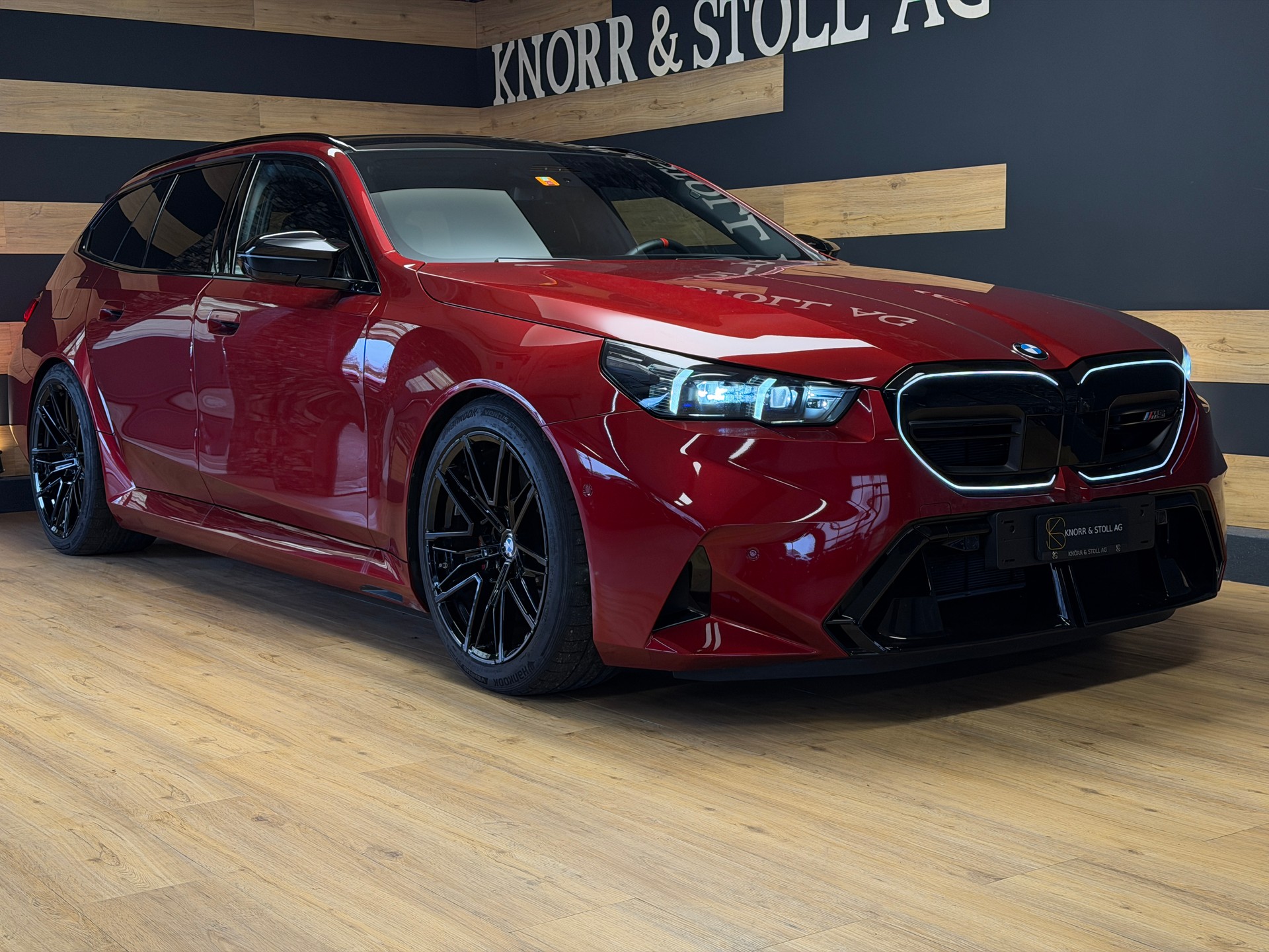 BMW M5 xDrive Touring-showroom-element-2