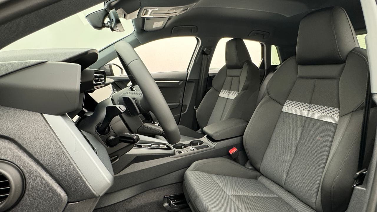 AUDI A3 Sportback TFSI 110 KW S Line-image-4
