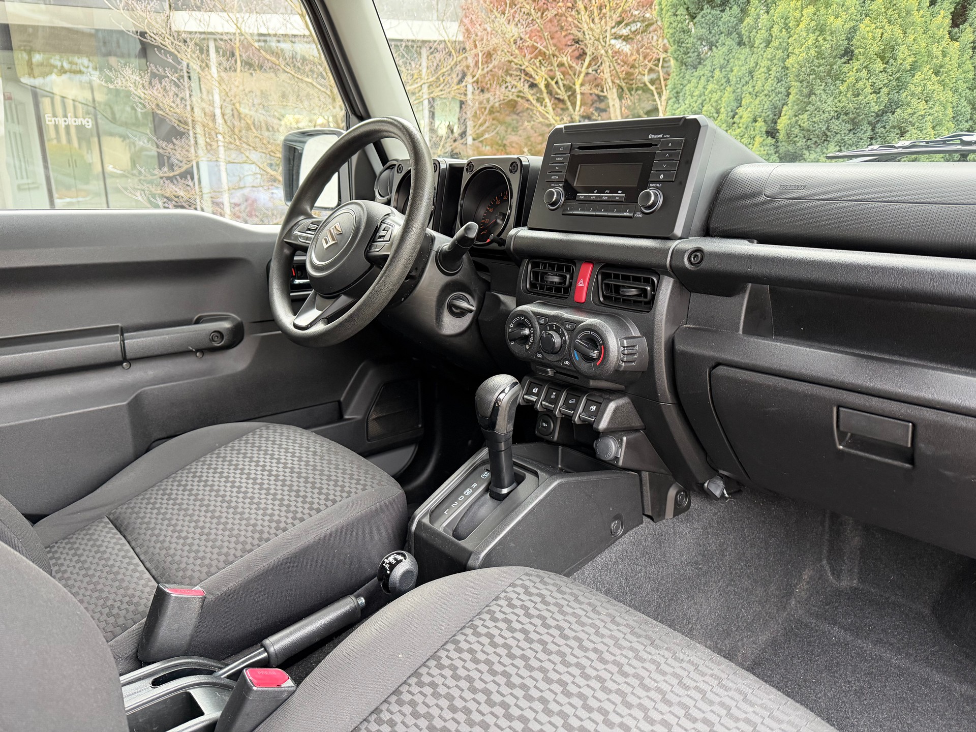 SUZUKI Jimny 1.5 Compact+ 4x4 Automat 4-Plätzer *inkl. Anhängerkupplung*-image-6