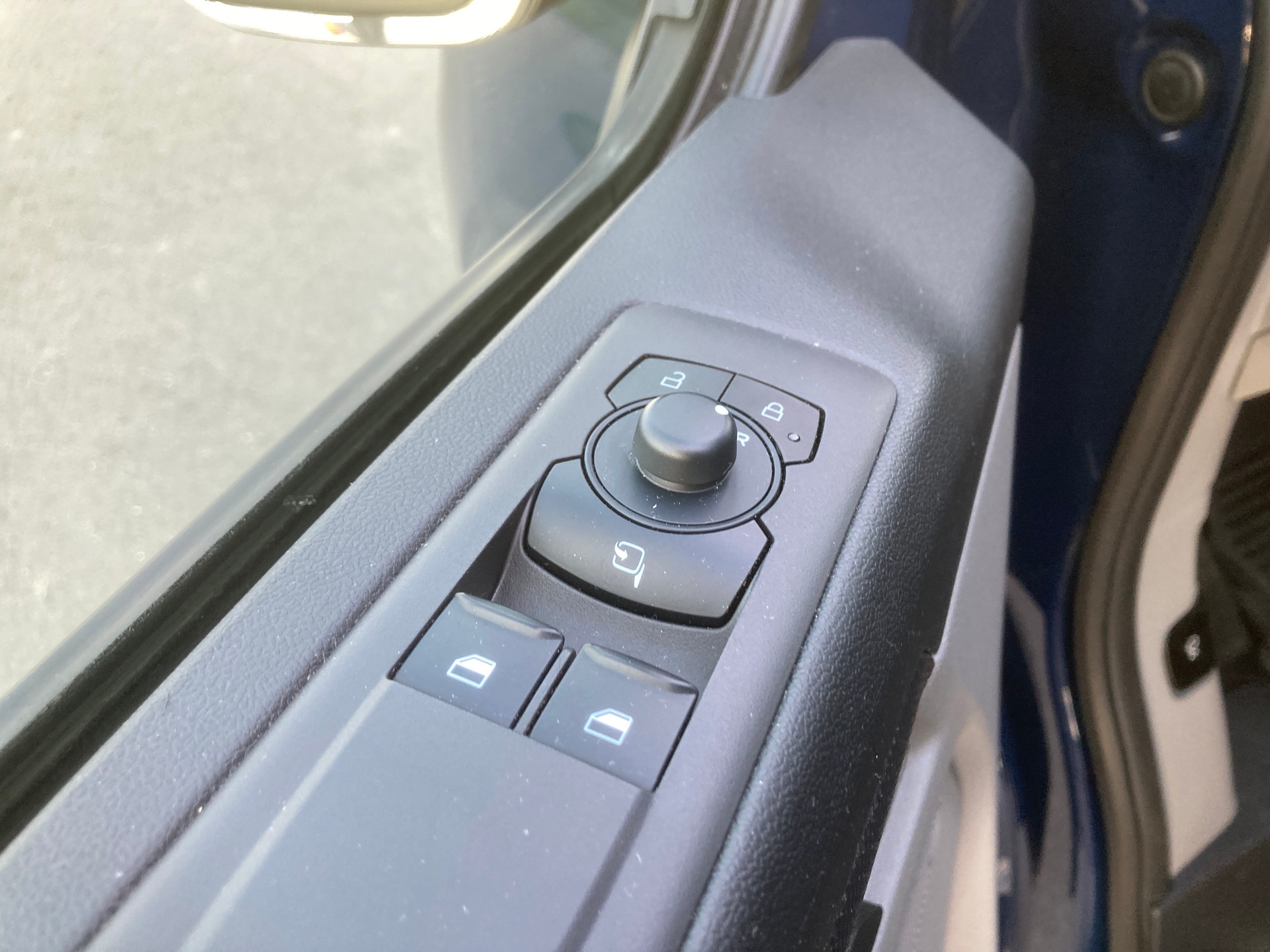 FORD Transit Custom Combi 320 L2H1 Trend Automat mit Anhängerkupplung-image-10