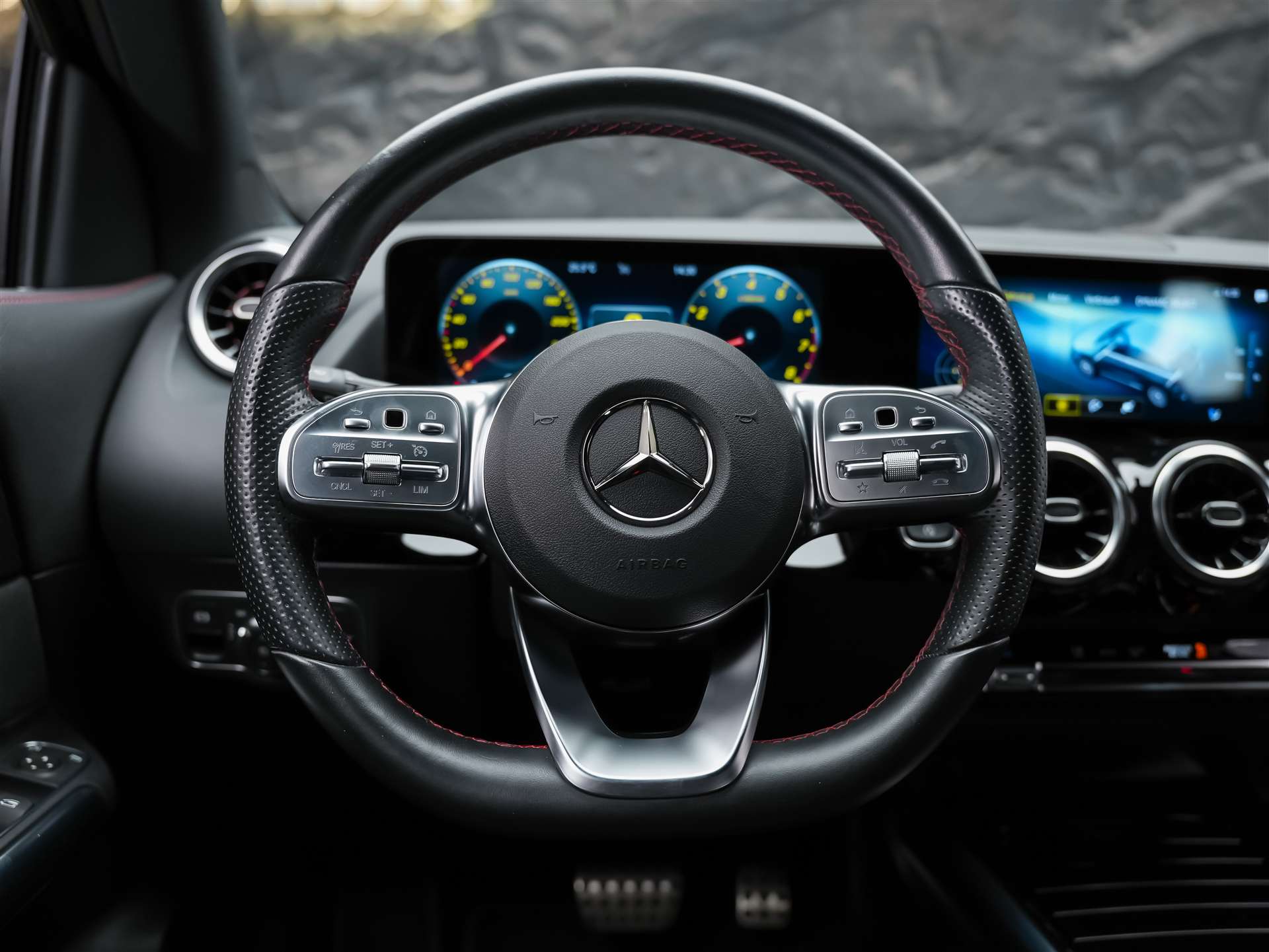 MERCEDES-BENZ GLA 35 AMG 4Matic 8G-Speedshift DCT *ALL BLACK*AHK*Ambientebeleuchtung*-image-26