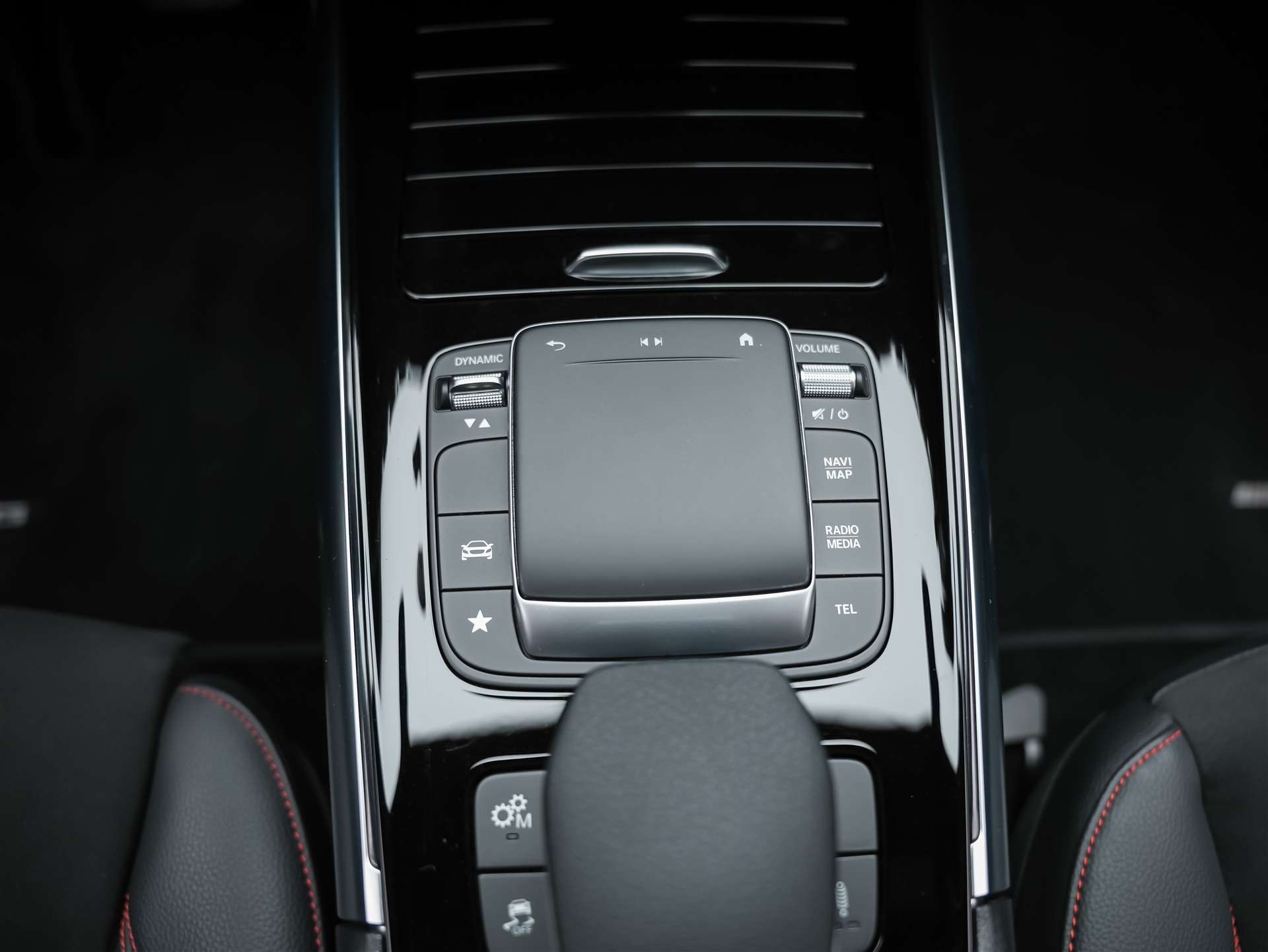 MERCEDES-BENZ GLA 35 AMG 4Matic 8G-Speedshift DCT *ALL BLACK*AHK*Ambientebeleuchtung*-image-21