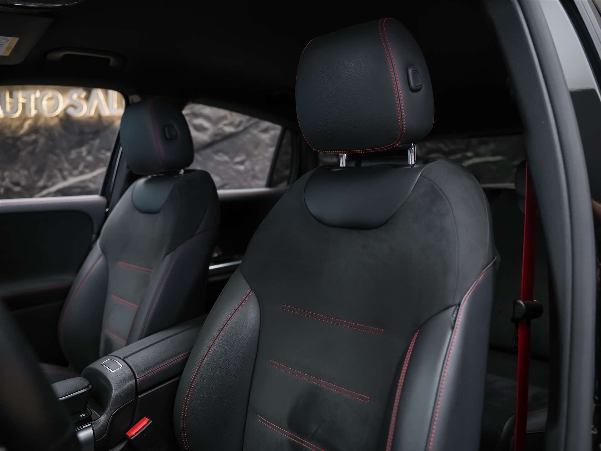 MERCEDES-BENZ GLA 35 AMG 4Matic 8G-Speedshift DCT *ALL BLACK*AHK*Ambientebeleuchtung*-image-10