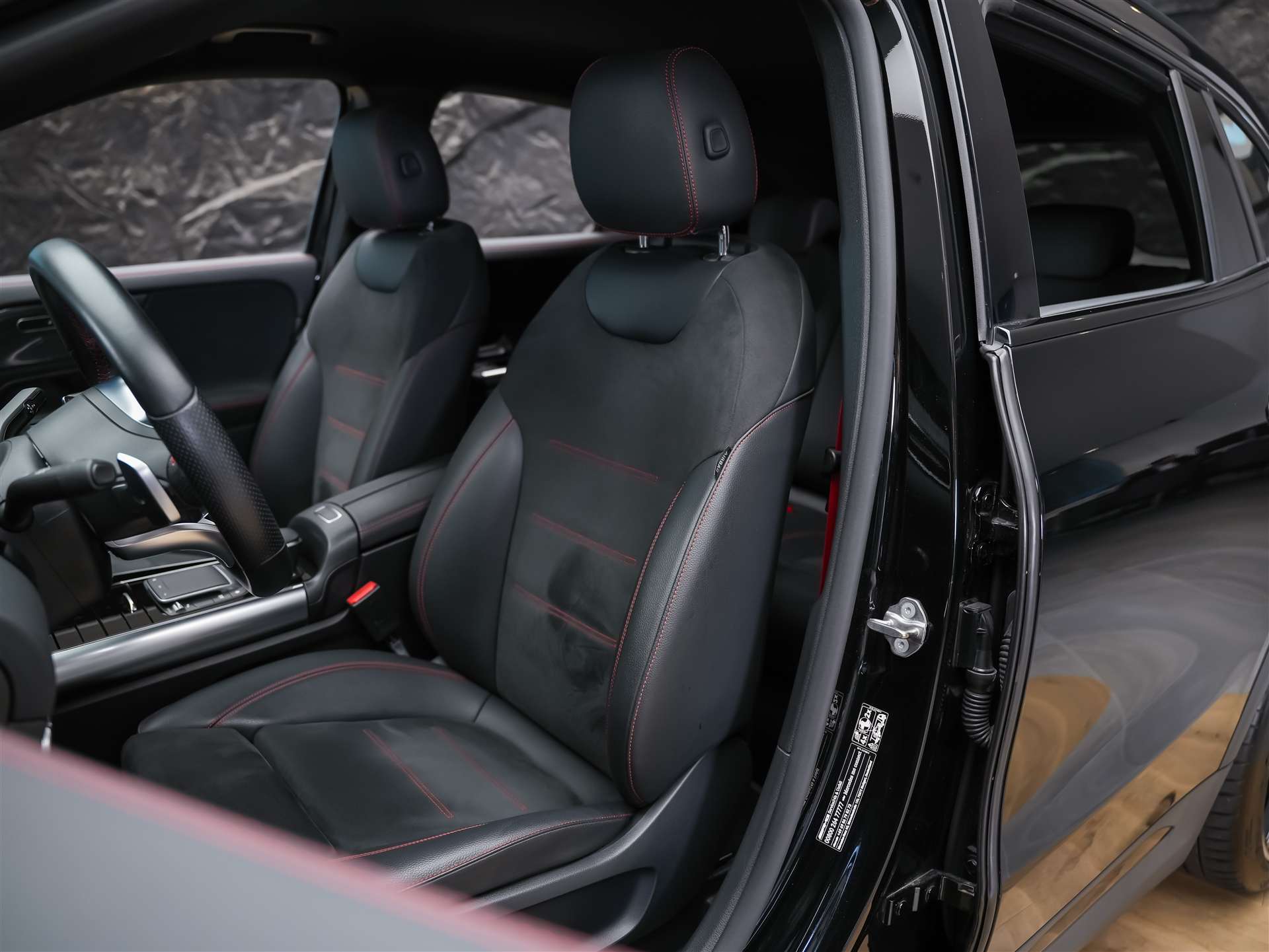 MERCEDES-BENZ GLA 35 AMG 4Matic 8G-Speedshift DCT *ALL BLACK*AHK*Ambientebeleuchtung*-image-9