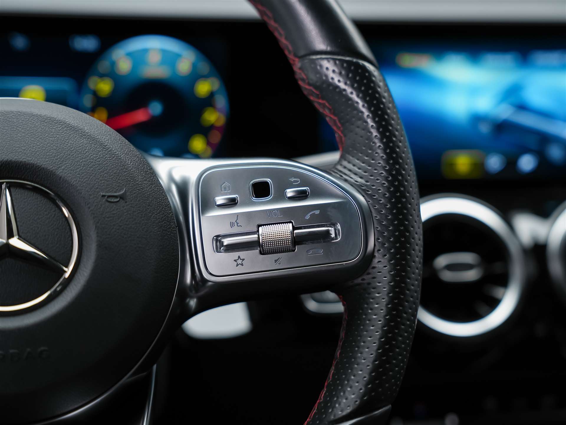 MERCEDES-BENZ GLA 35 AMG 4Matic 8G-Speedshift DCT *ALL BLACK*AHK*Ambientebeleuchtung*-image-28