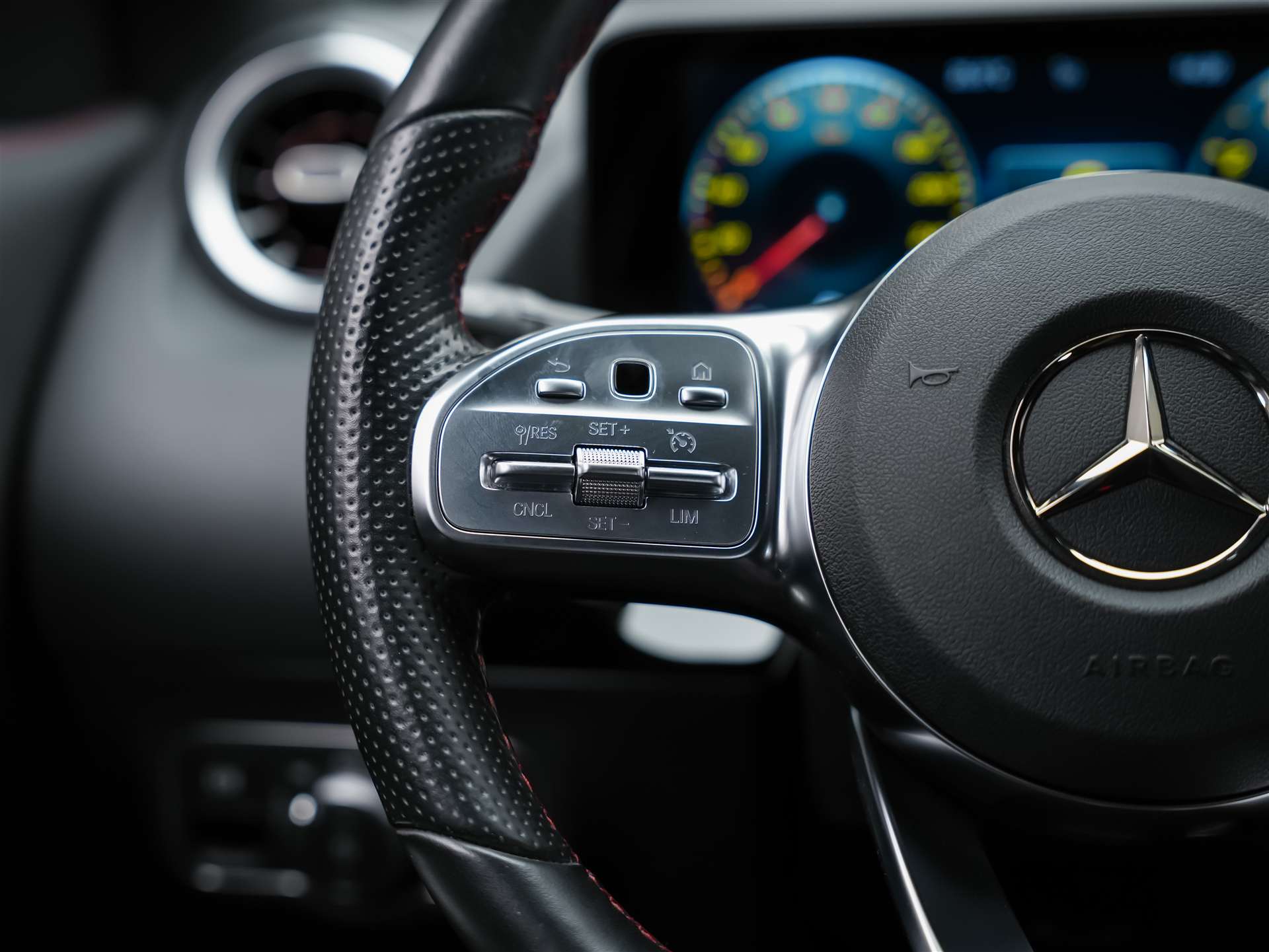 MERCEDES-BENZ GLA 35 AMG 4Matic 8G-Speedshift DCT *ALL BLACK*AHK*Ambientebeleuchtung*-image-27