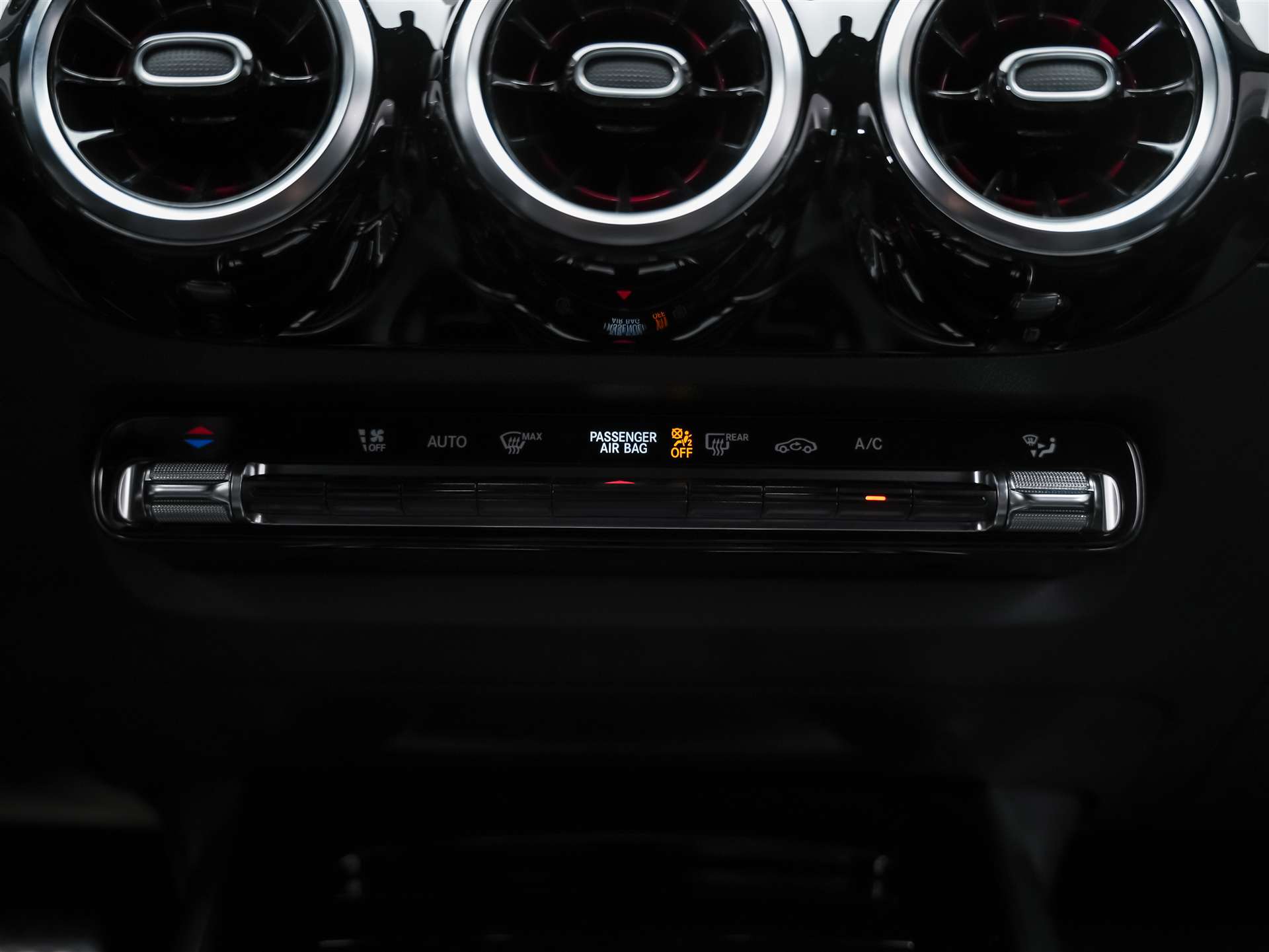 MERCEDES-BENZ GLA 35 AMG 4Matic 8G-Speedshift DCT *ALL BLACK*AHK*Ambientebeleuchtung*-image-23
