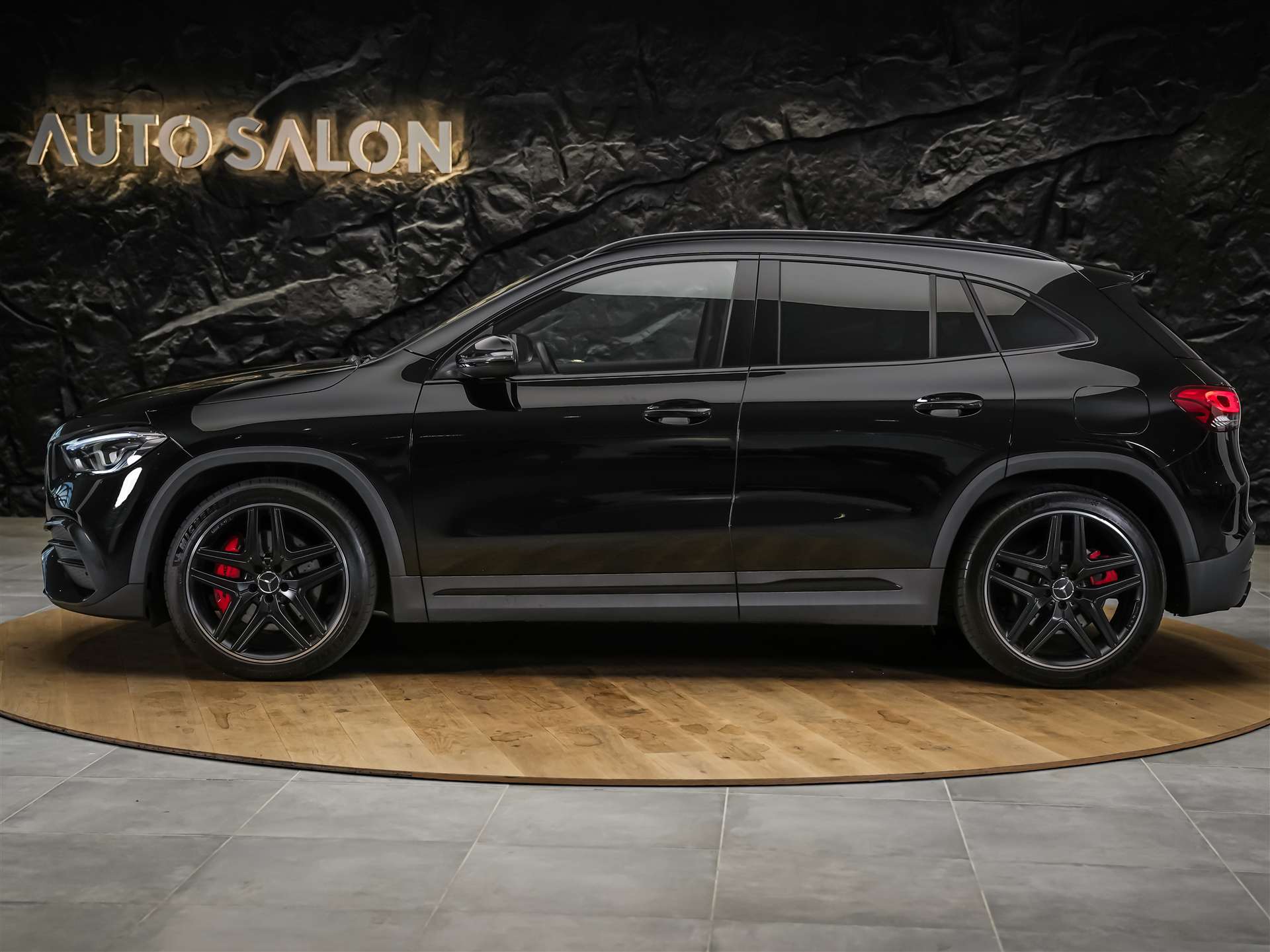 MERCEDES-BENZ GLA 35 AMG 4Matic 8G-Speedshift DCT *ALL BLACK*AHK*Ambientebeleuchtung*-showroom-element-1
