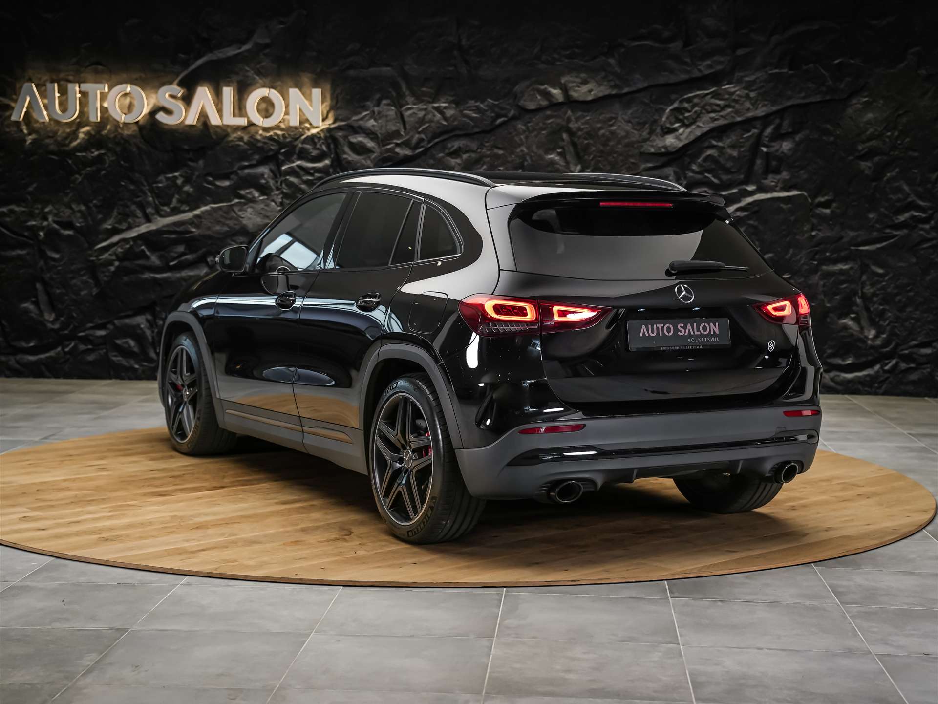 MERCEDES-BENZ GLA 35 AMG 4Matic 8G-Speedshift DCT *ALL BLACK*AHK*Ambientebeleuchtung*-showroom-element-3