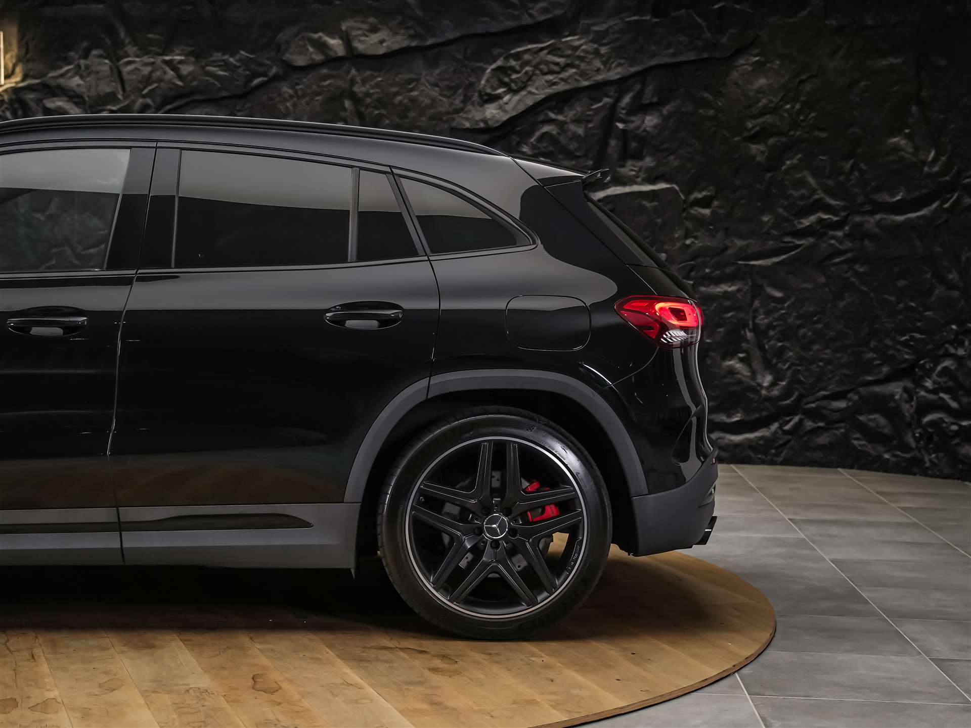 MERCEDES-BENZ GLA 35 AMG 4Matic 8G-Speedshift DCT *ALL BLACK*AHK*Ambientebeleuchtung*-image-17